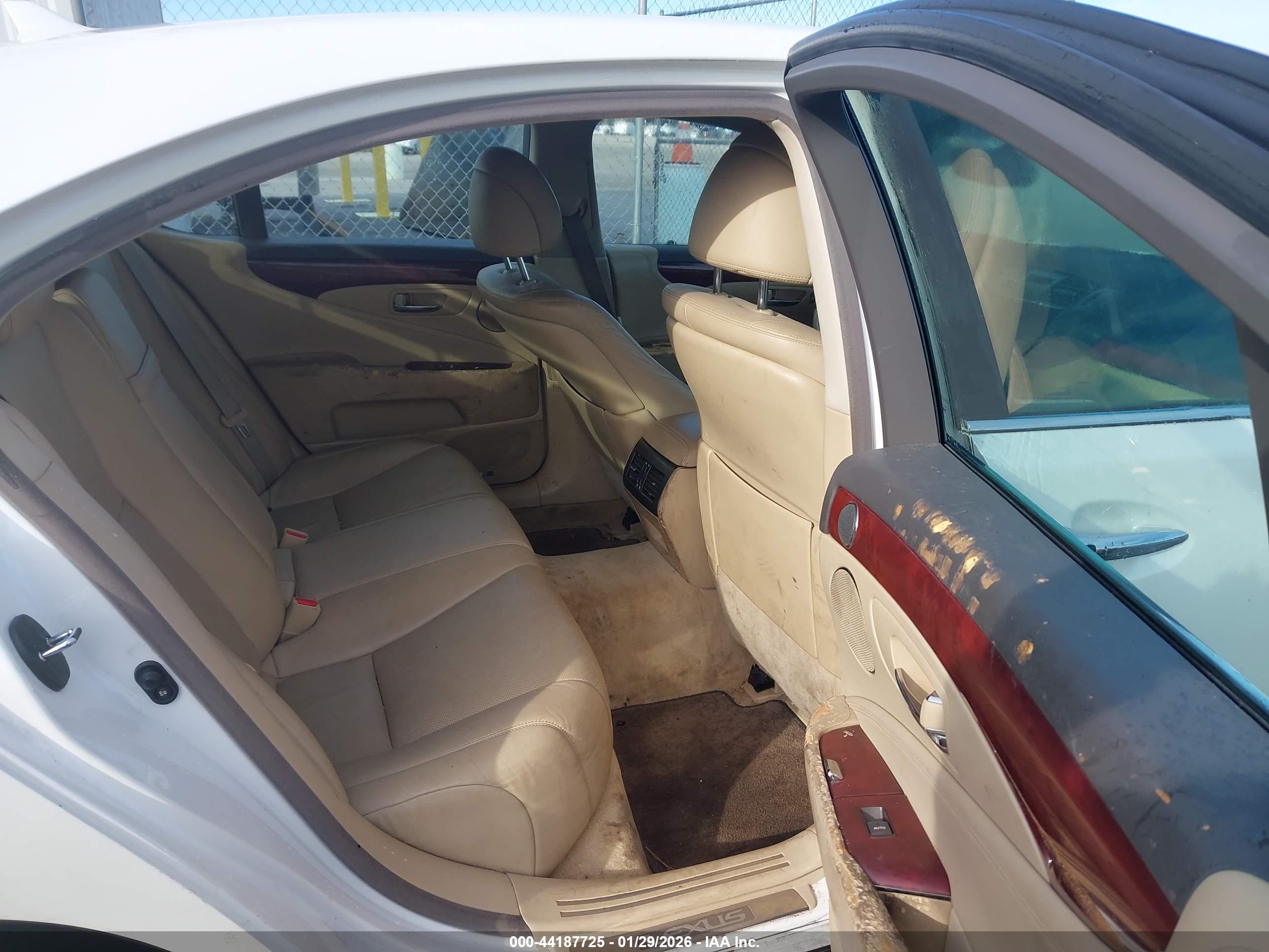LEXUS LS image 8