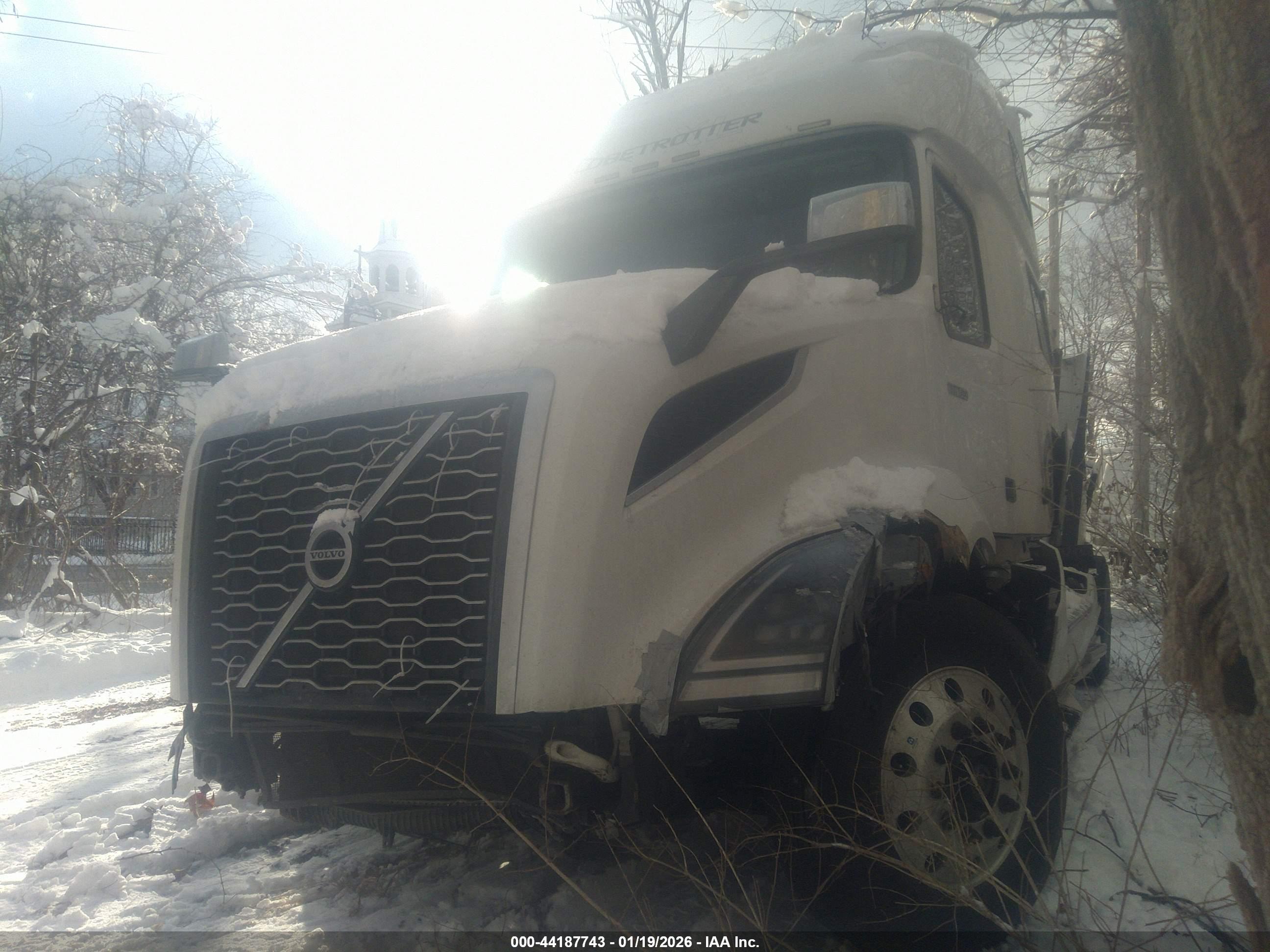 VOLVO VNL image 2
