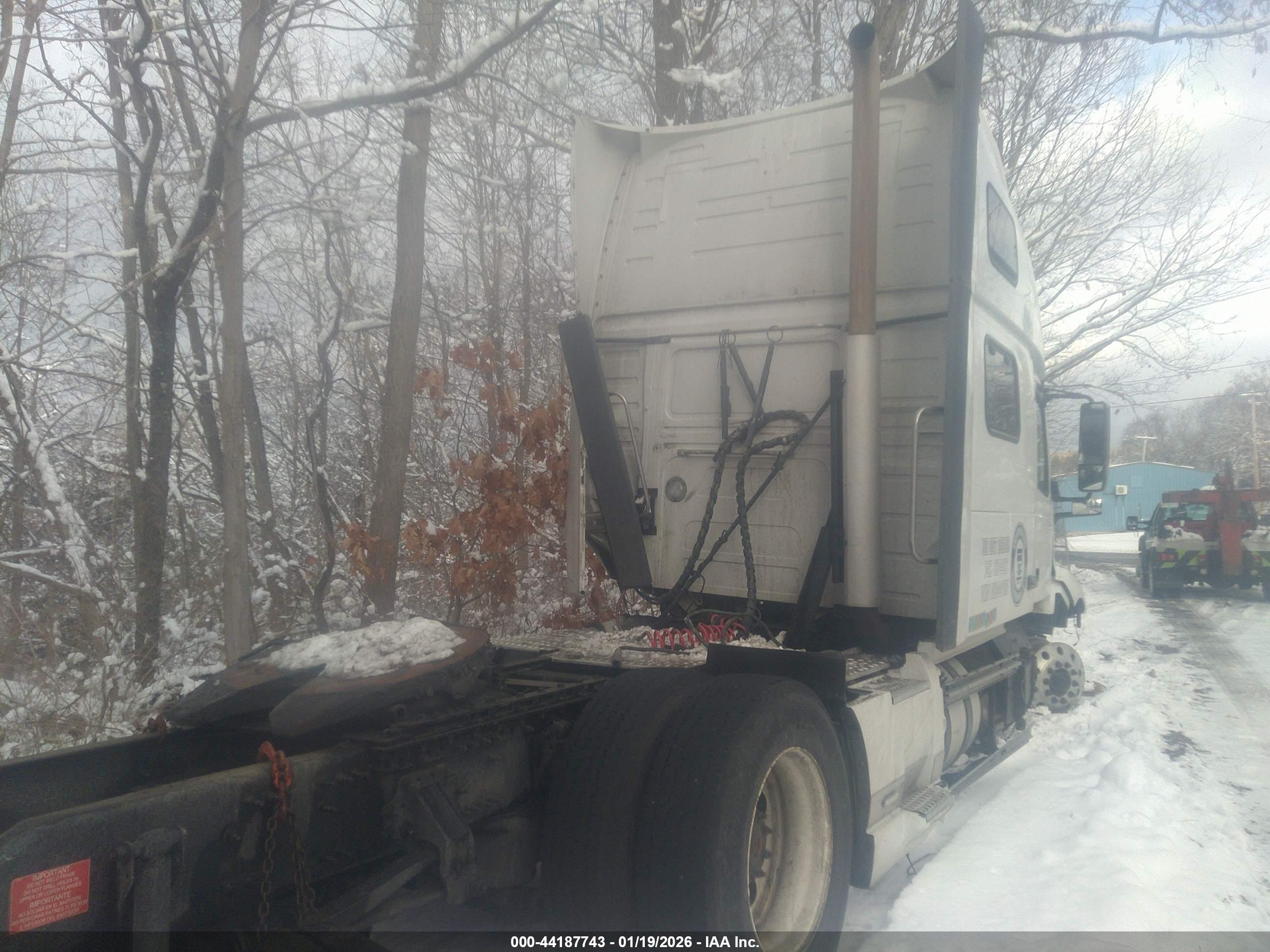 VOLVO VNL image 4