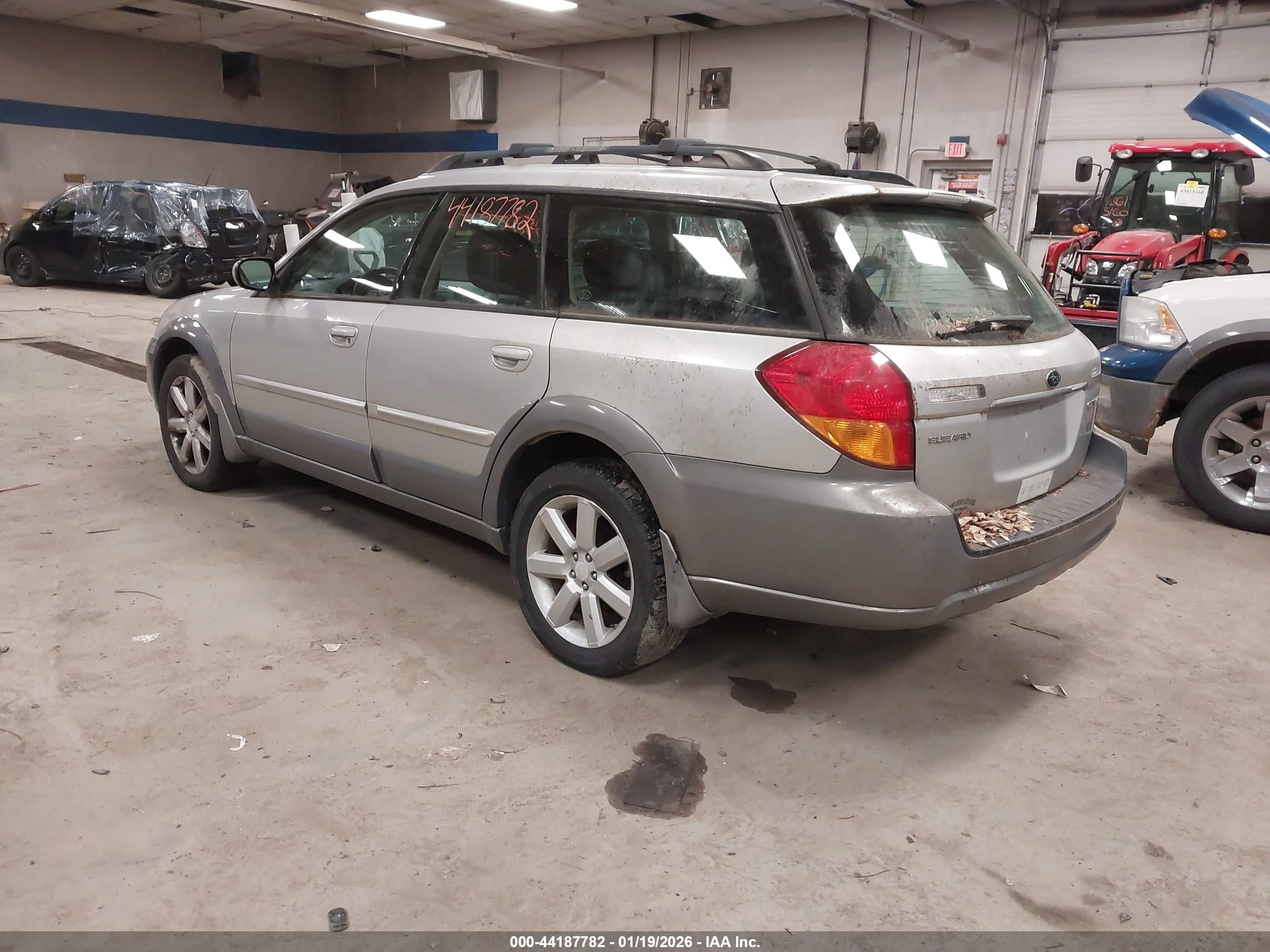 SUBARU OUTBACK image 3