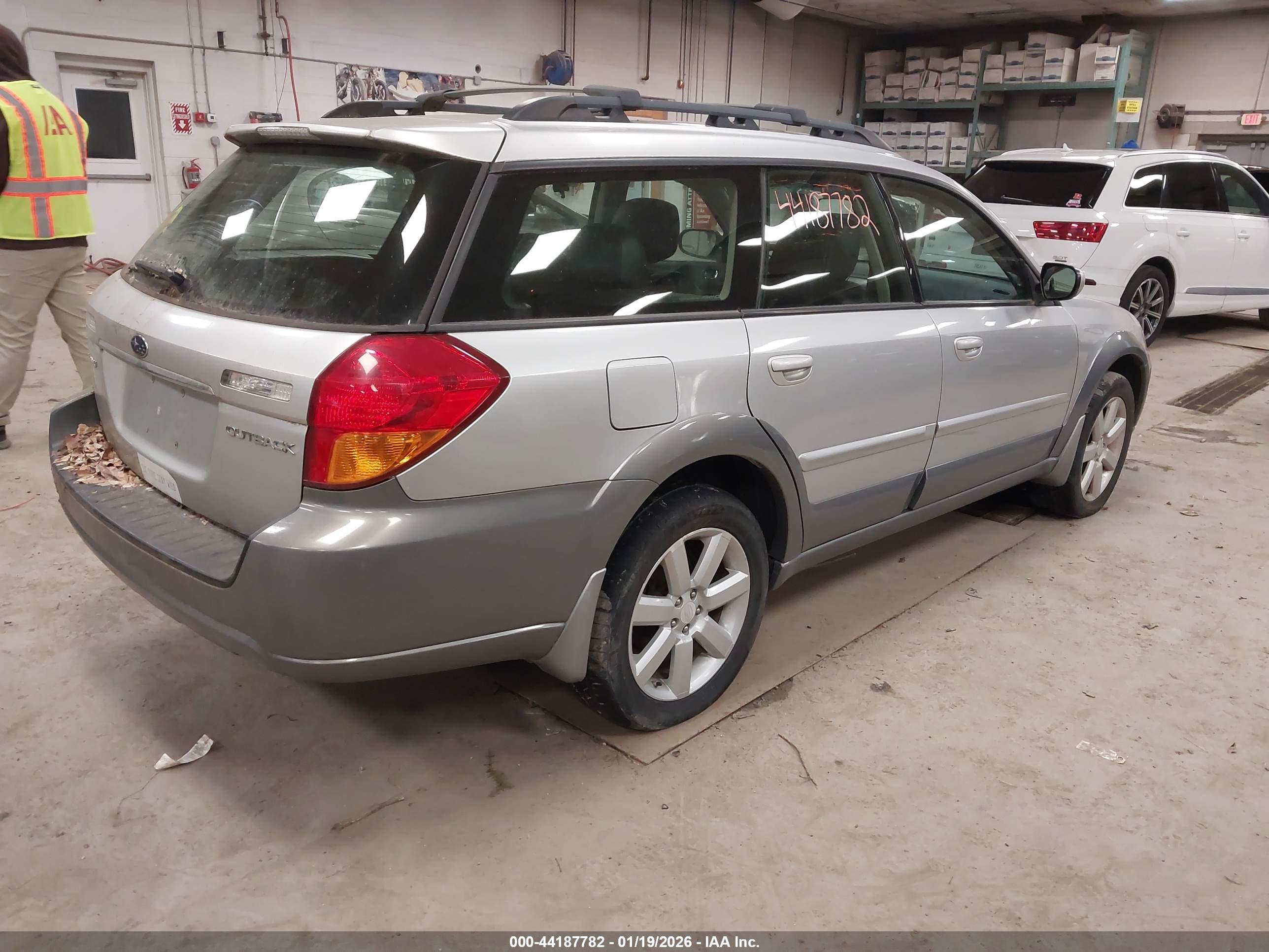 SUBARU OUTBACK image 4