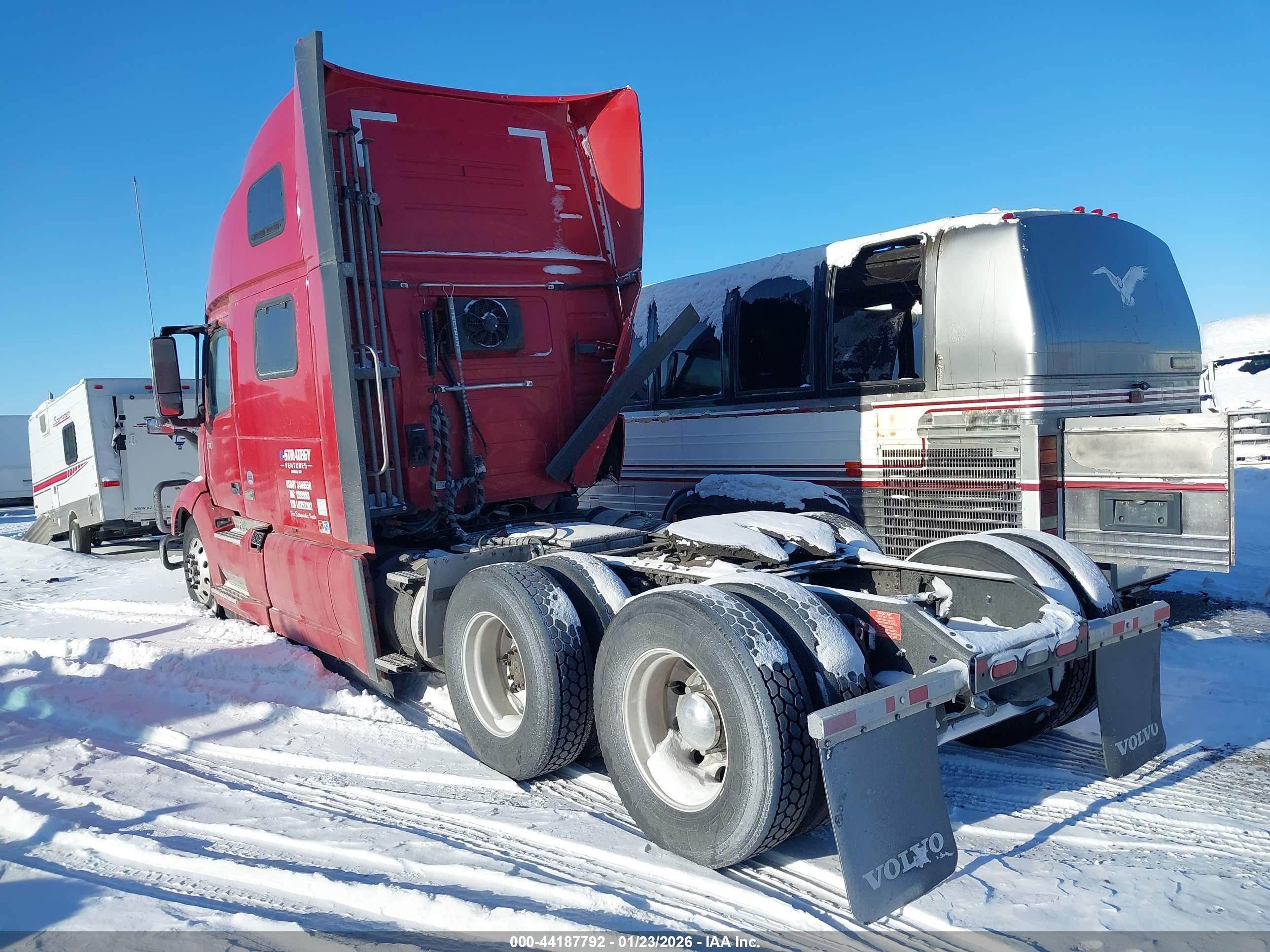 VOLVO VNL image 3