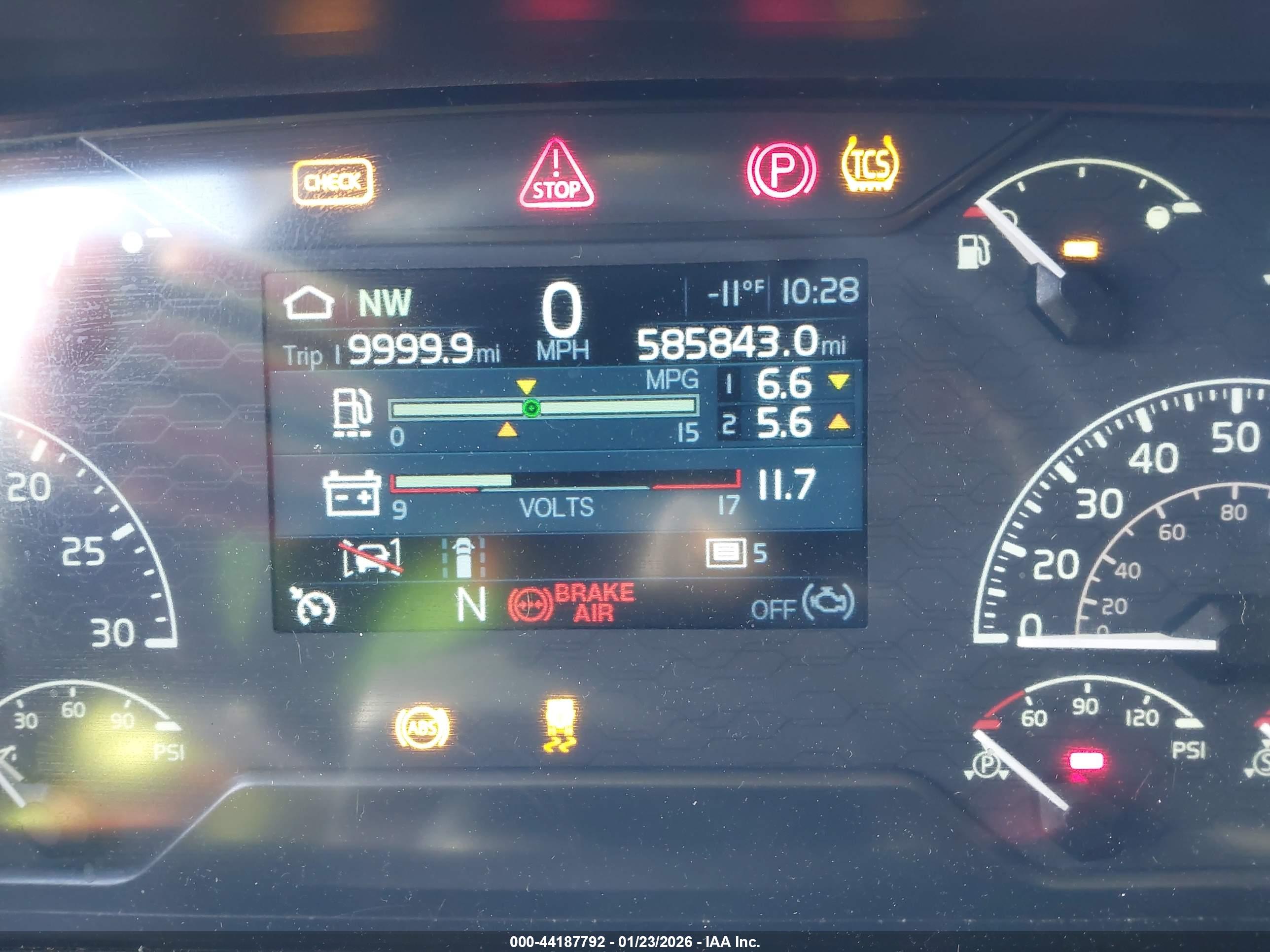 VOLVO VNL image 6