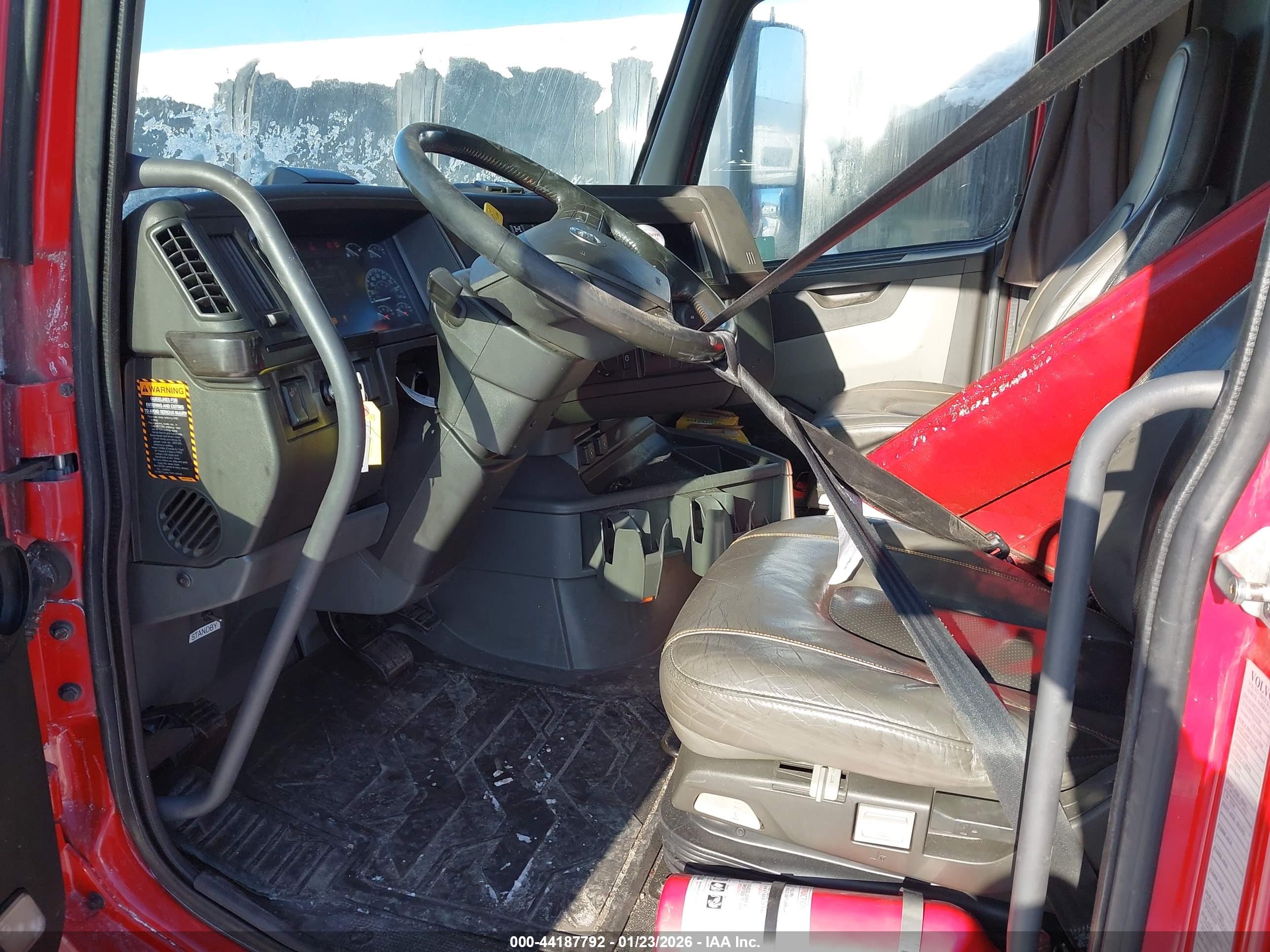 VOLVO VNL image 7