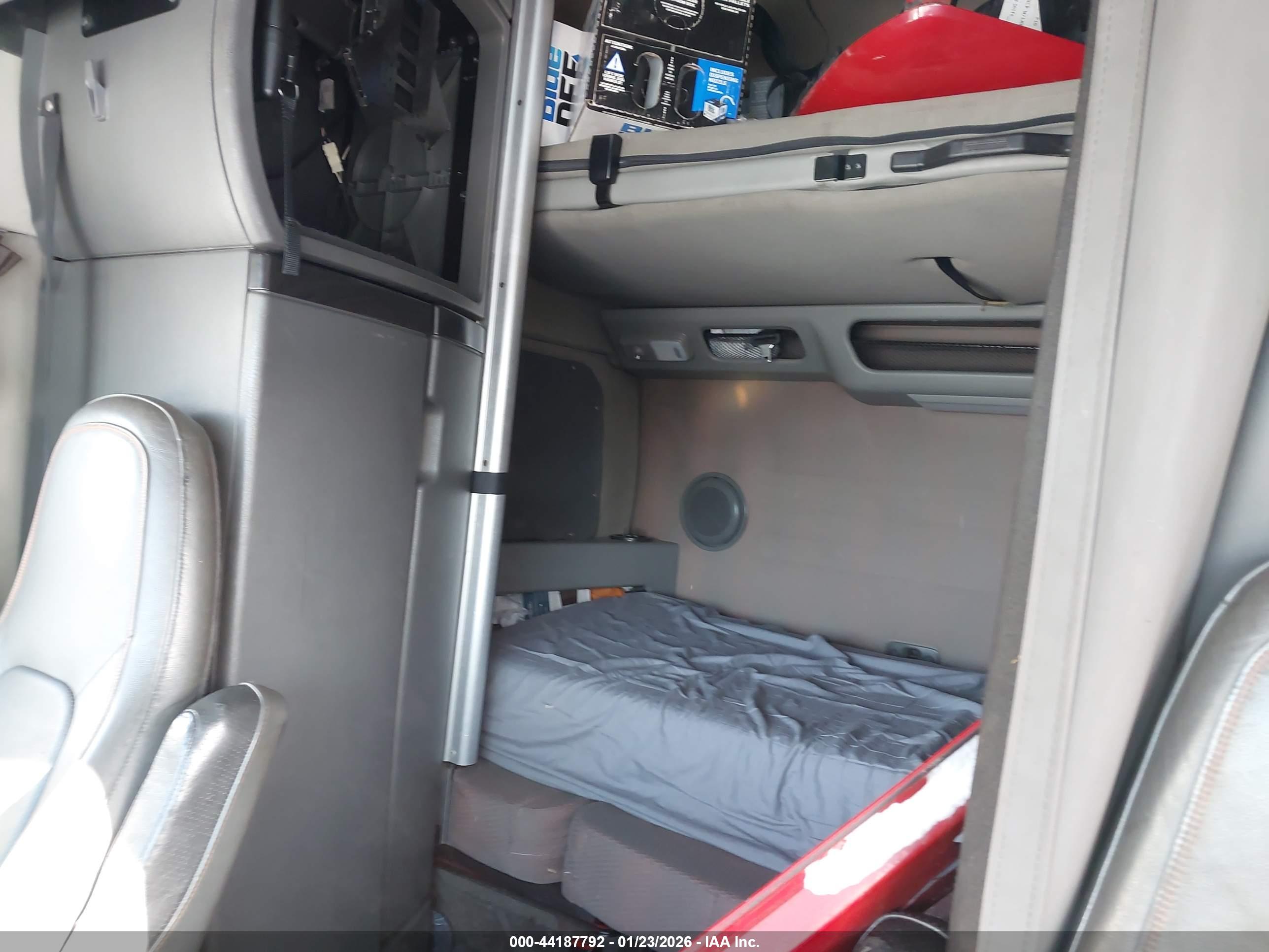 VOLVO VNL image 8