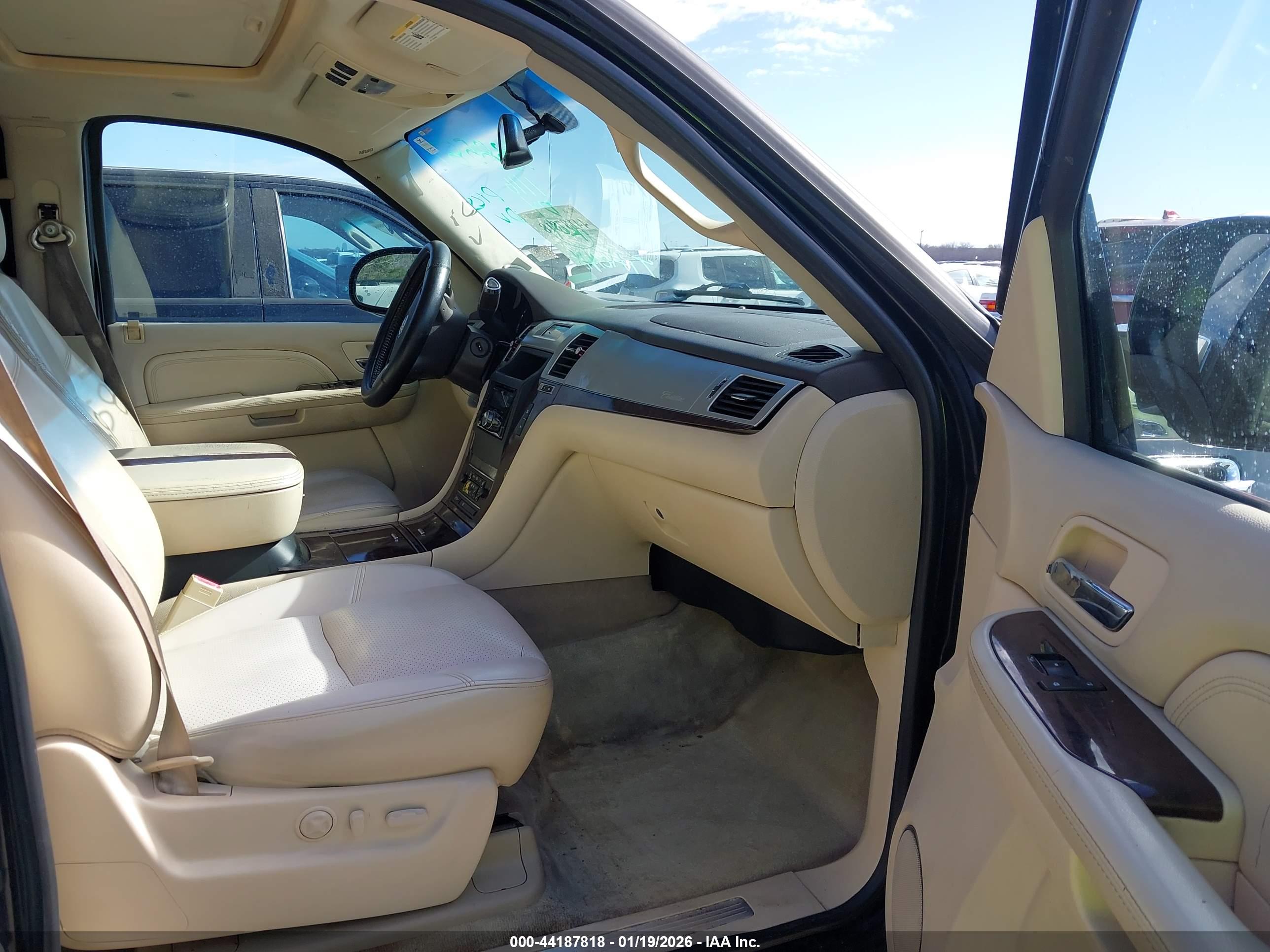 CADILLAC ESCALADE image 5