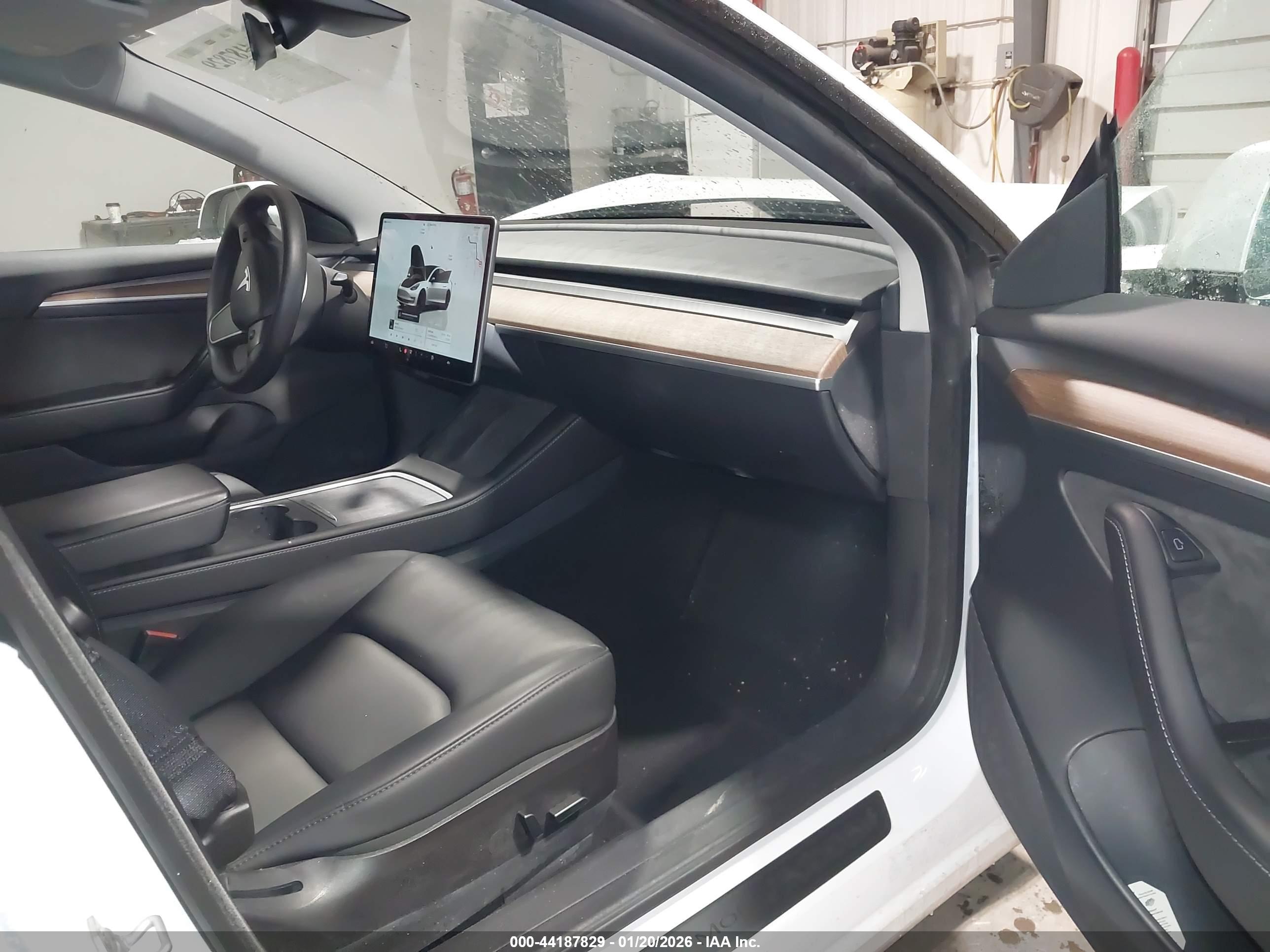 TESLA MODEL image 5