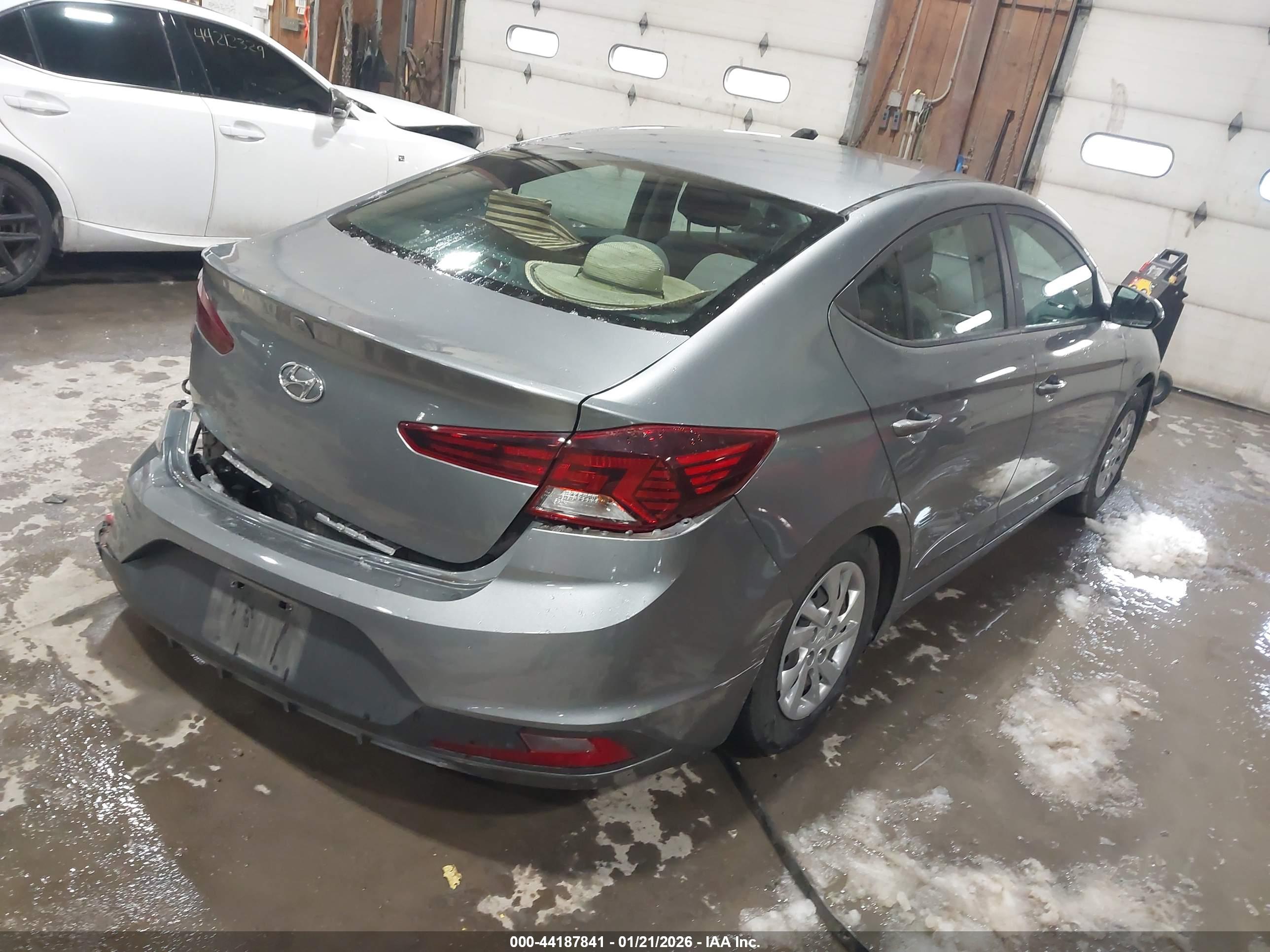 HYUNDAI ELANTRA image 4