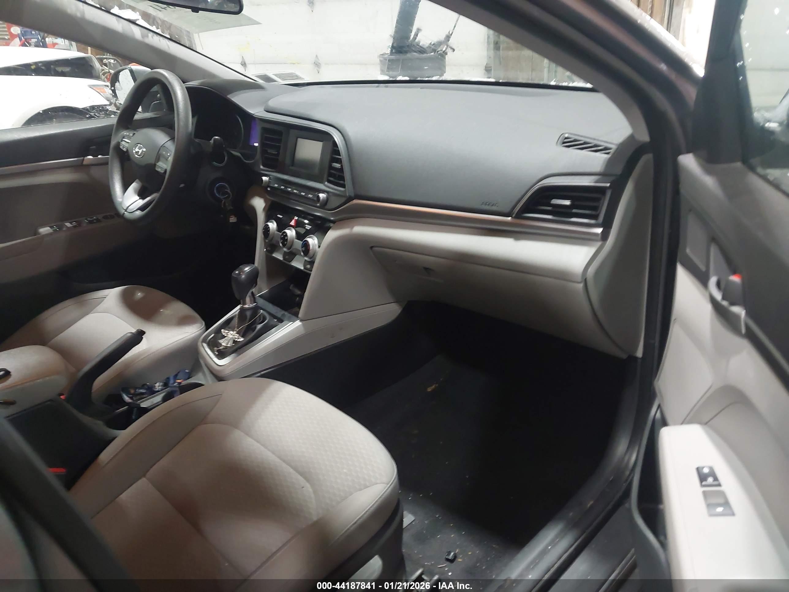 HYUNDAI ELANTRA image 5