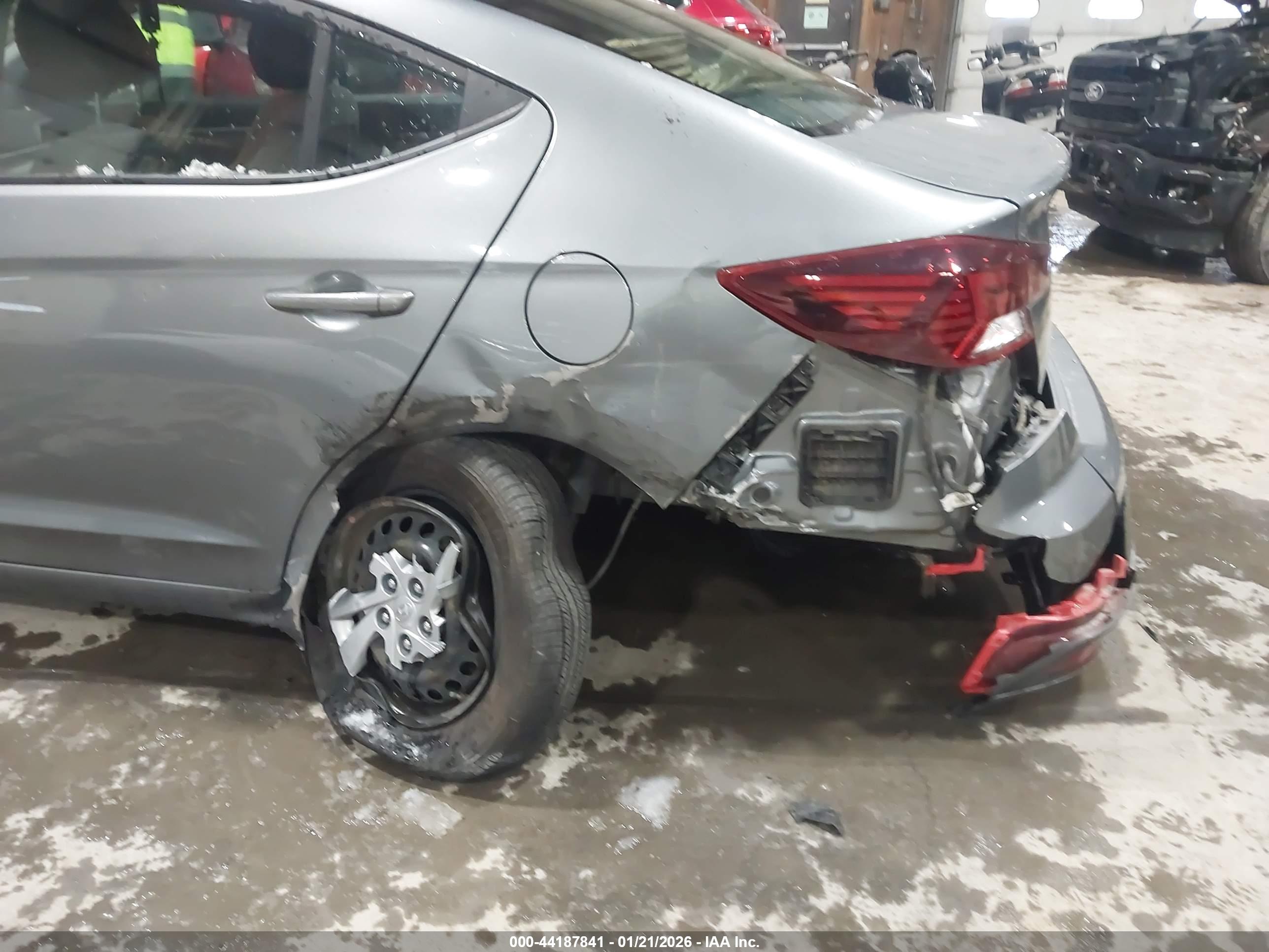 HYUNDAI ELANTRA image 6