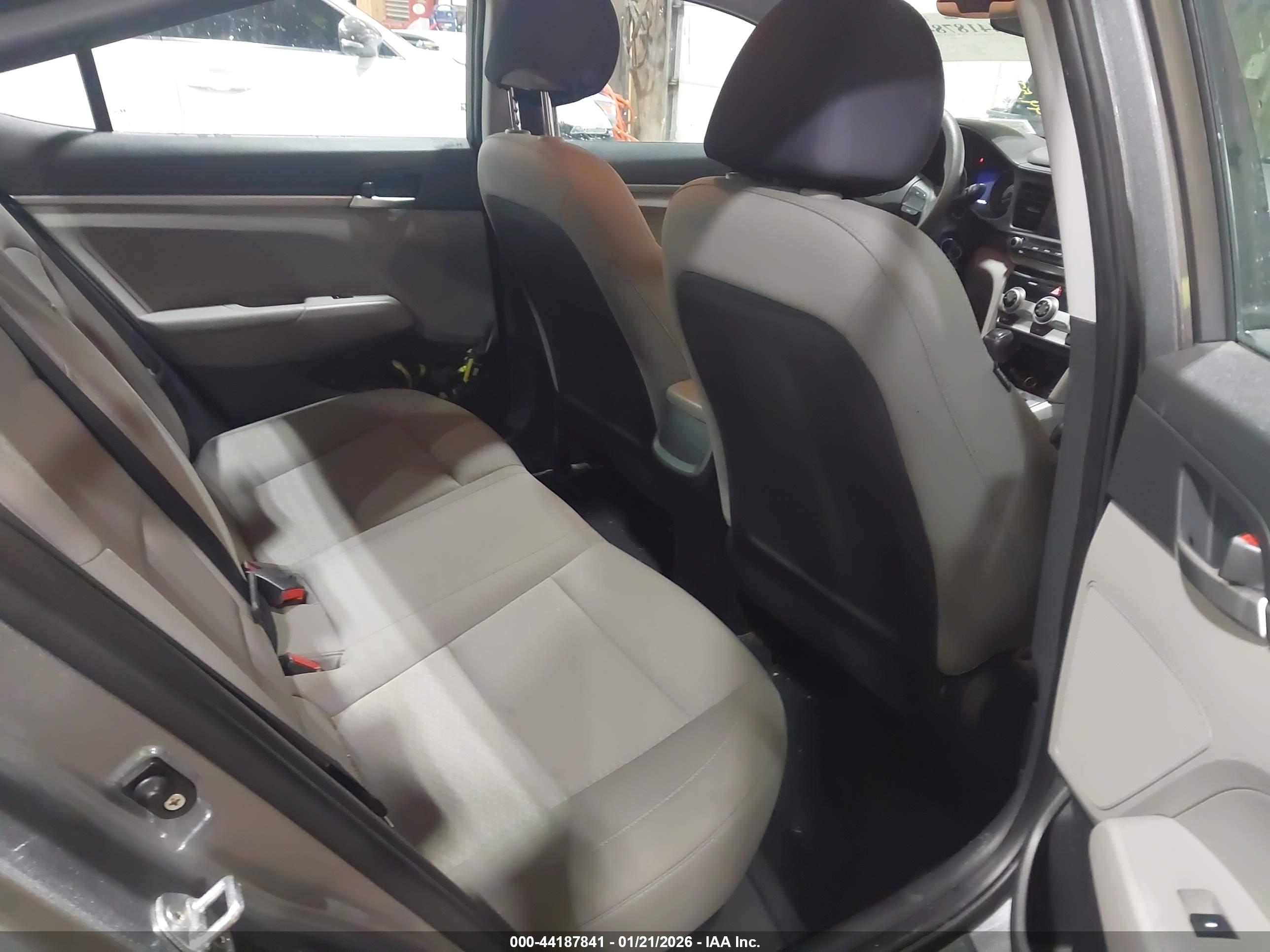 HYUNDAI ELANTRA image 8