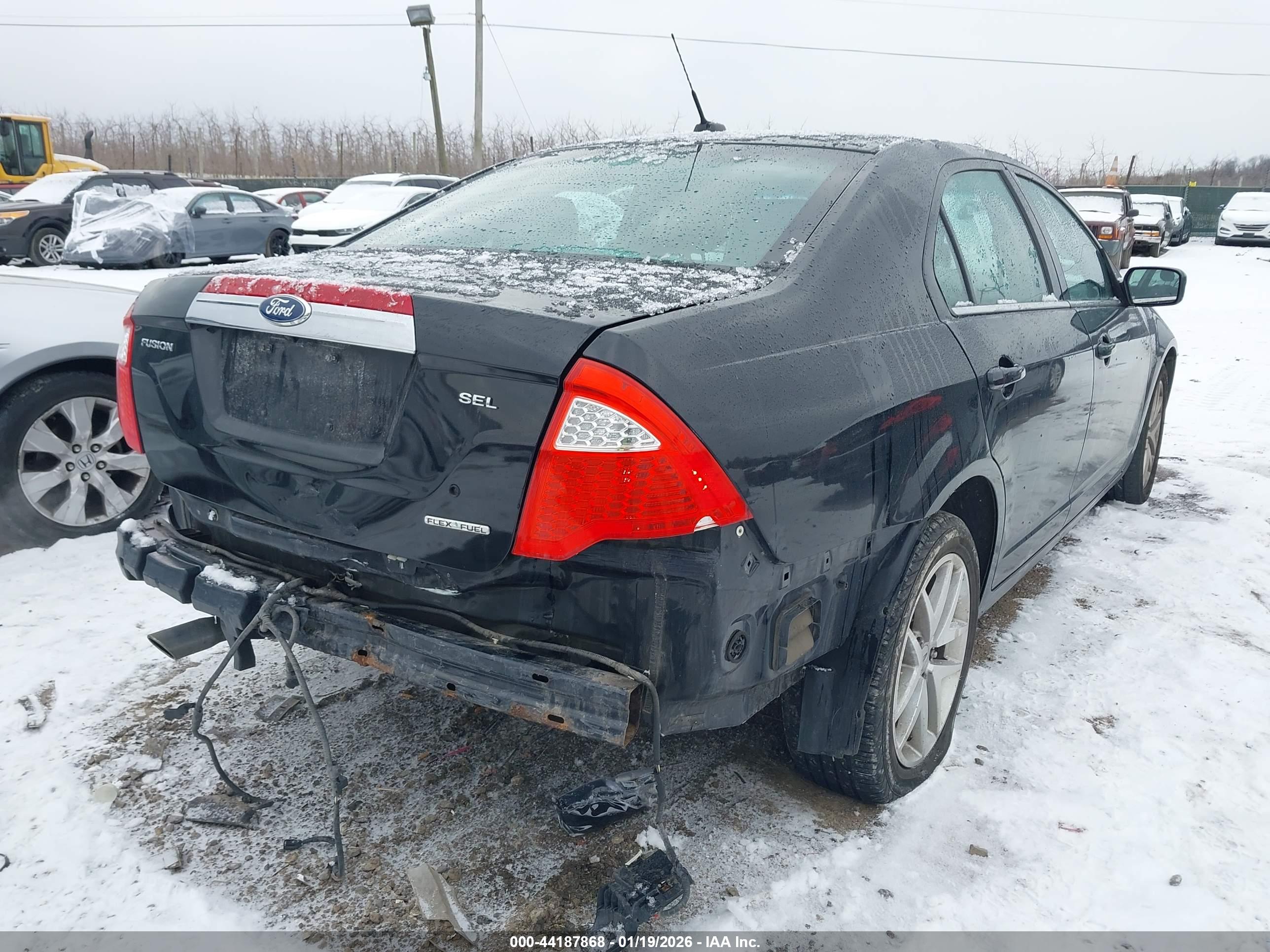 FORD FUSION image 4