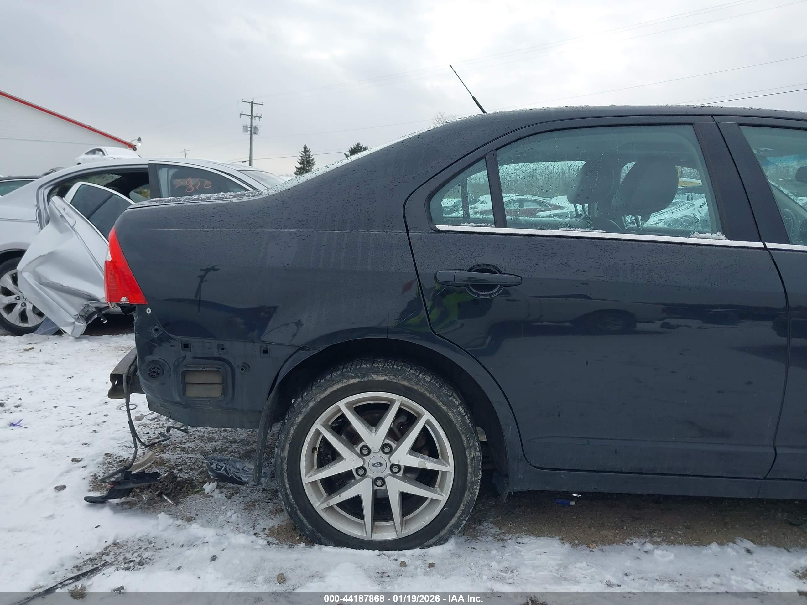 FORD FUSION image 6