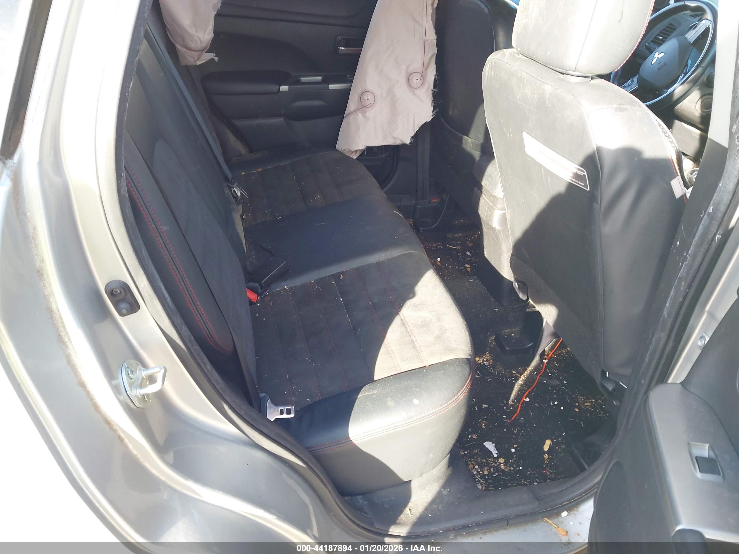 MITSUBISHI OUTLANDER image 8