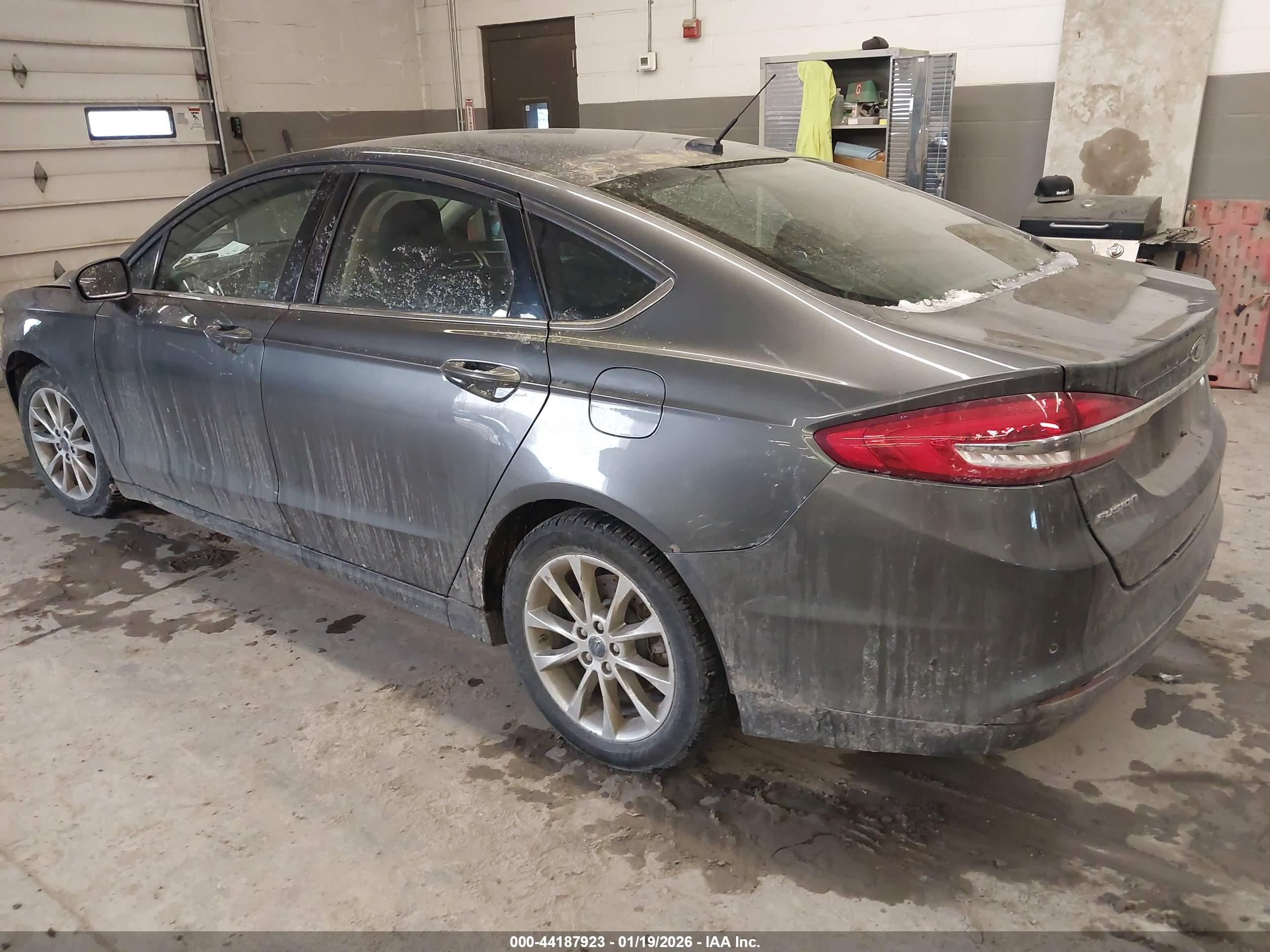 FORD FUSION image 3