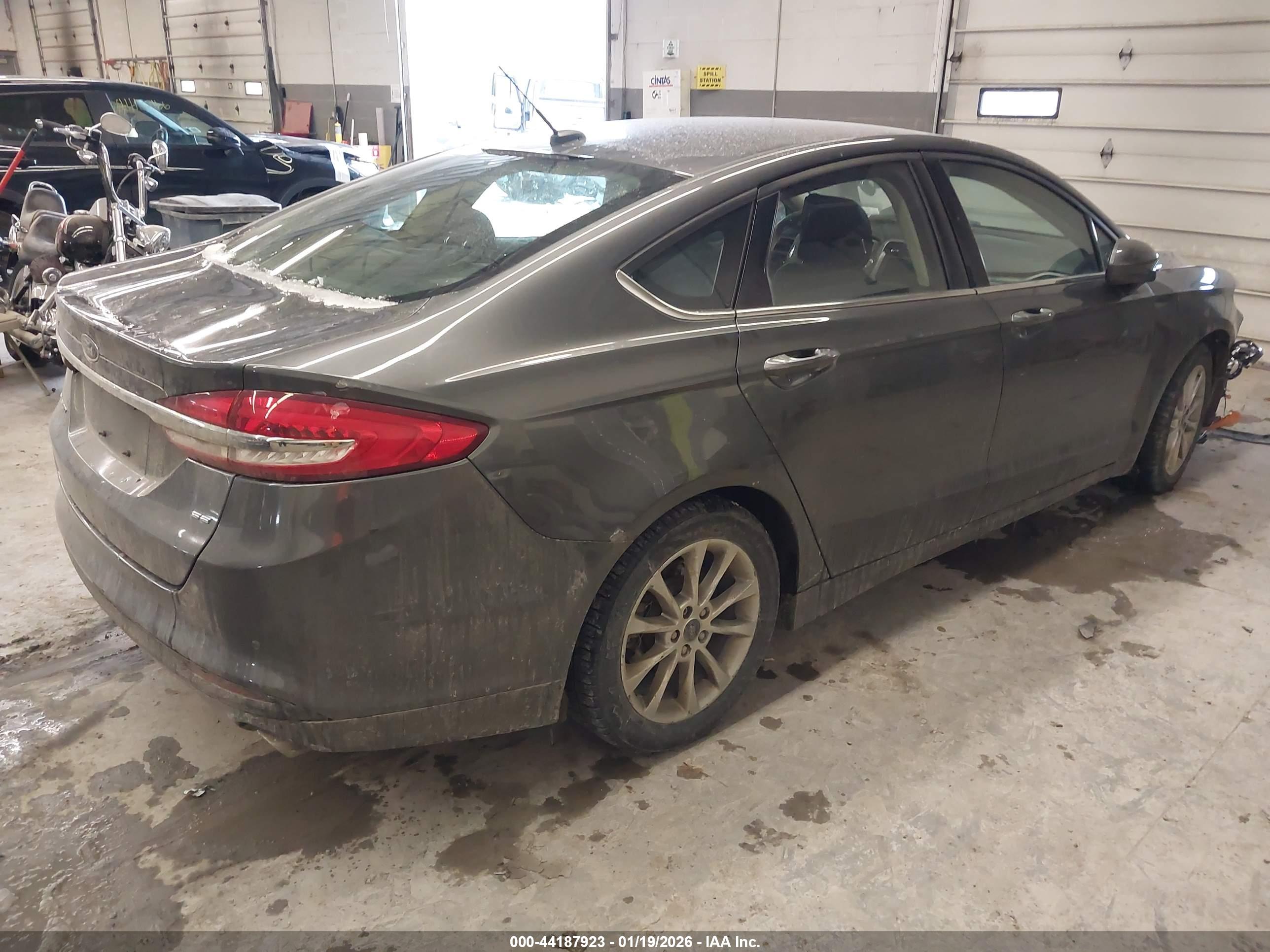 FORD FUSION image 4