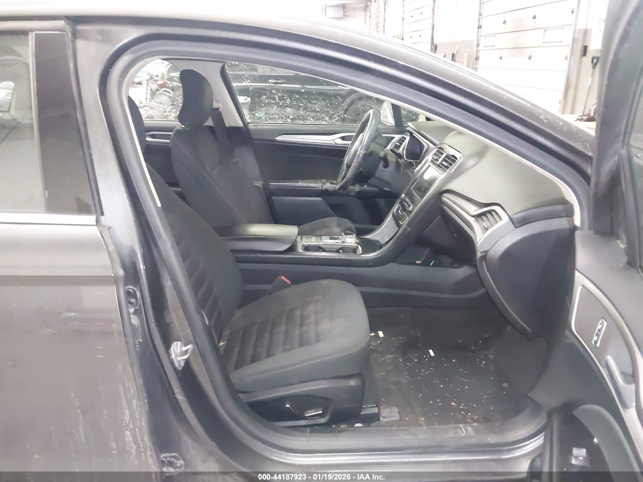 FORD FUSION image 5