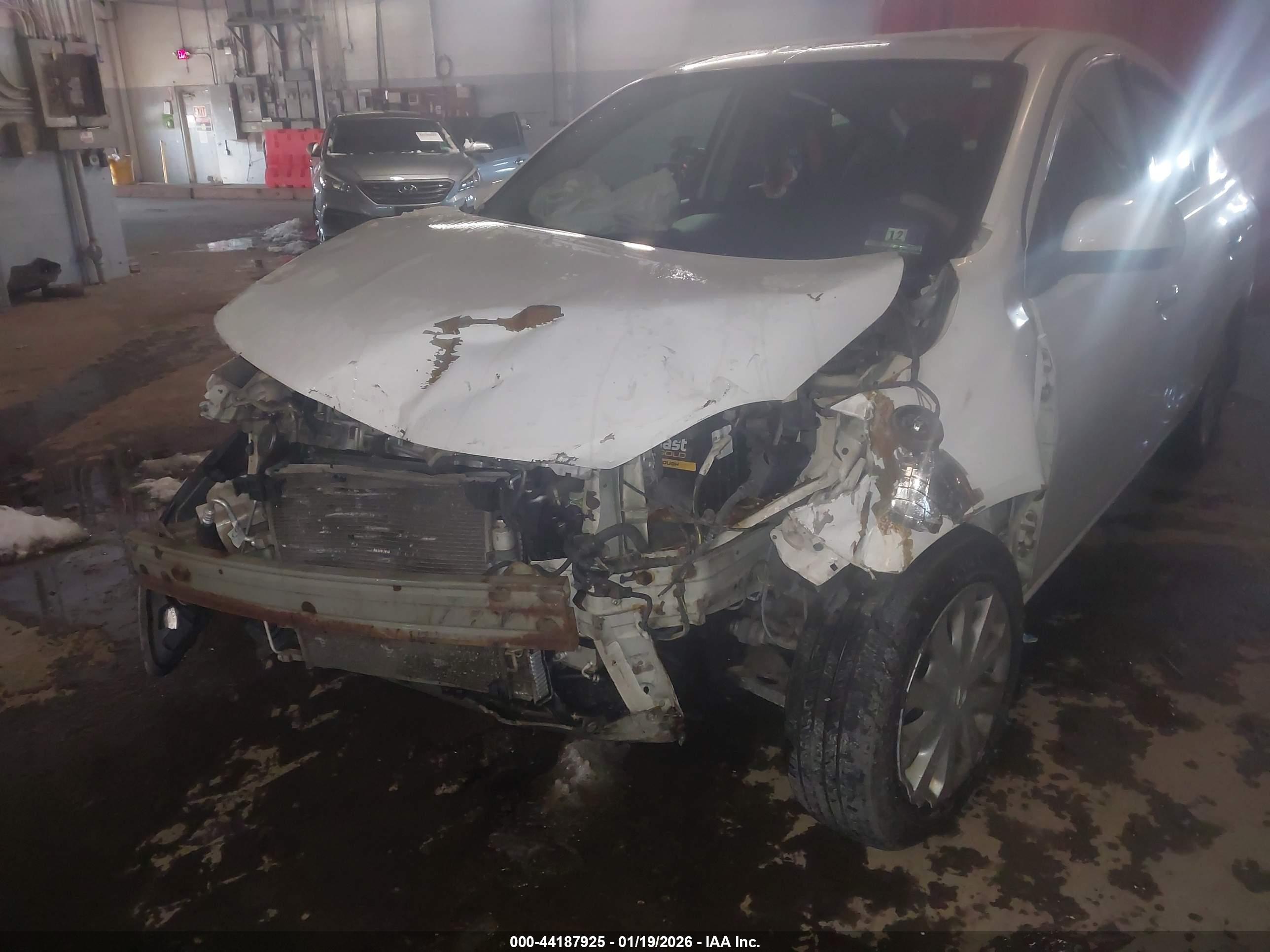 NISSAN VERSA image 6