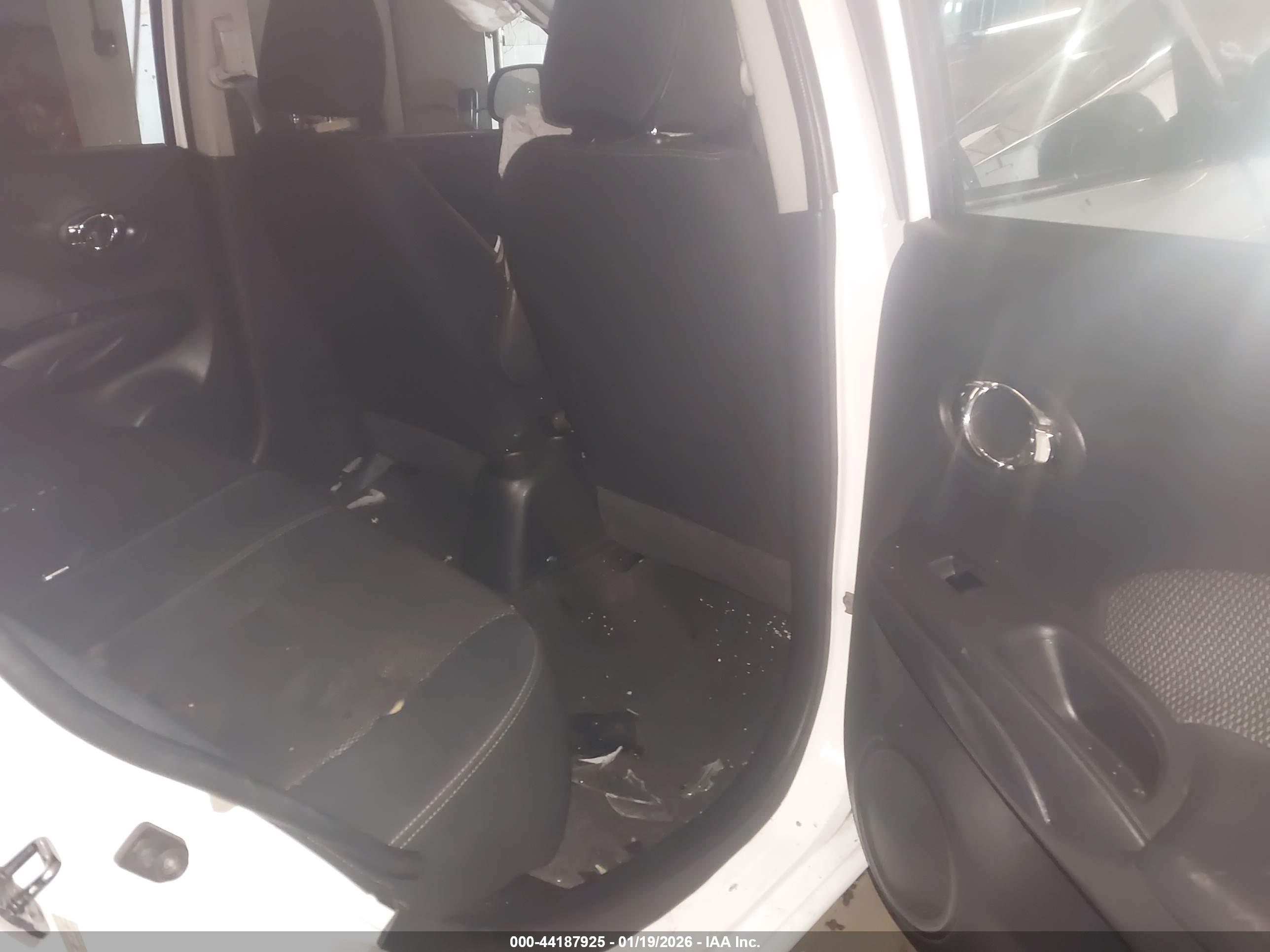 NISSAN VERSA image 8