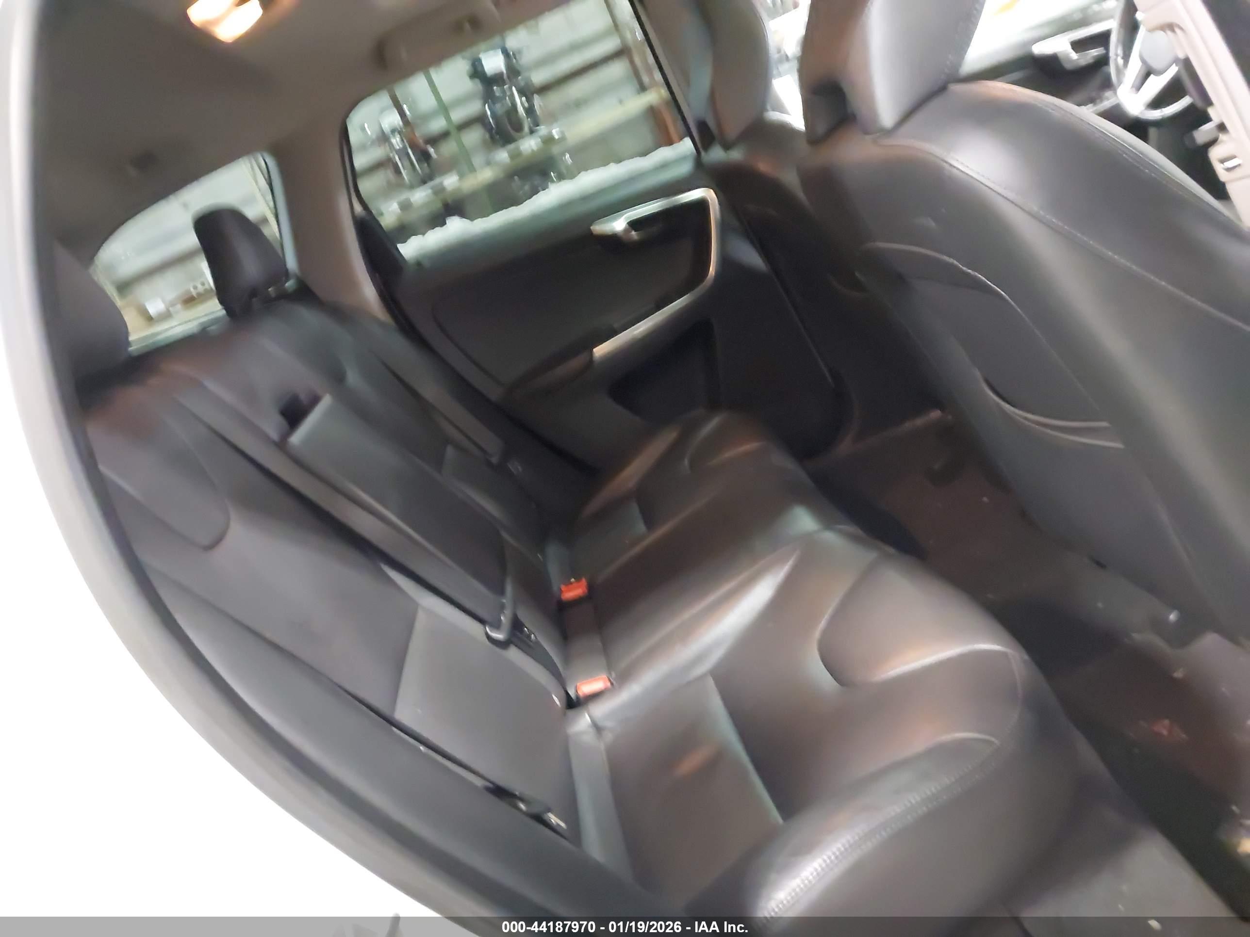 VOLVO XC60 image 8