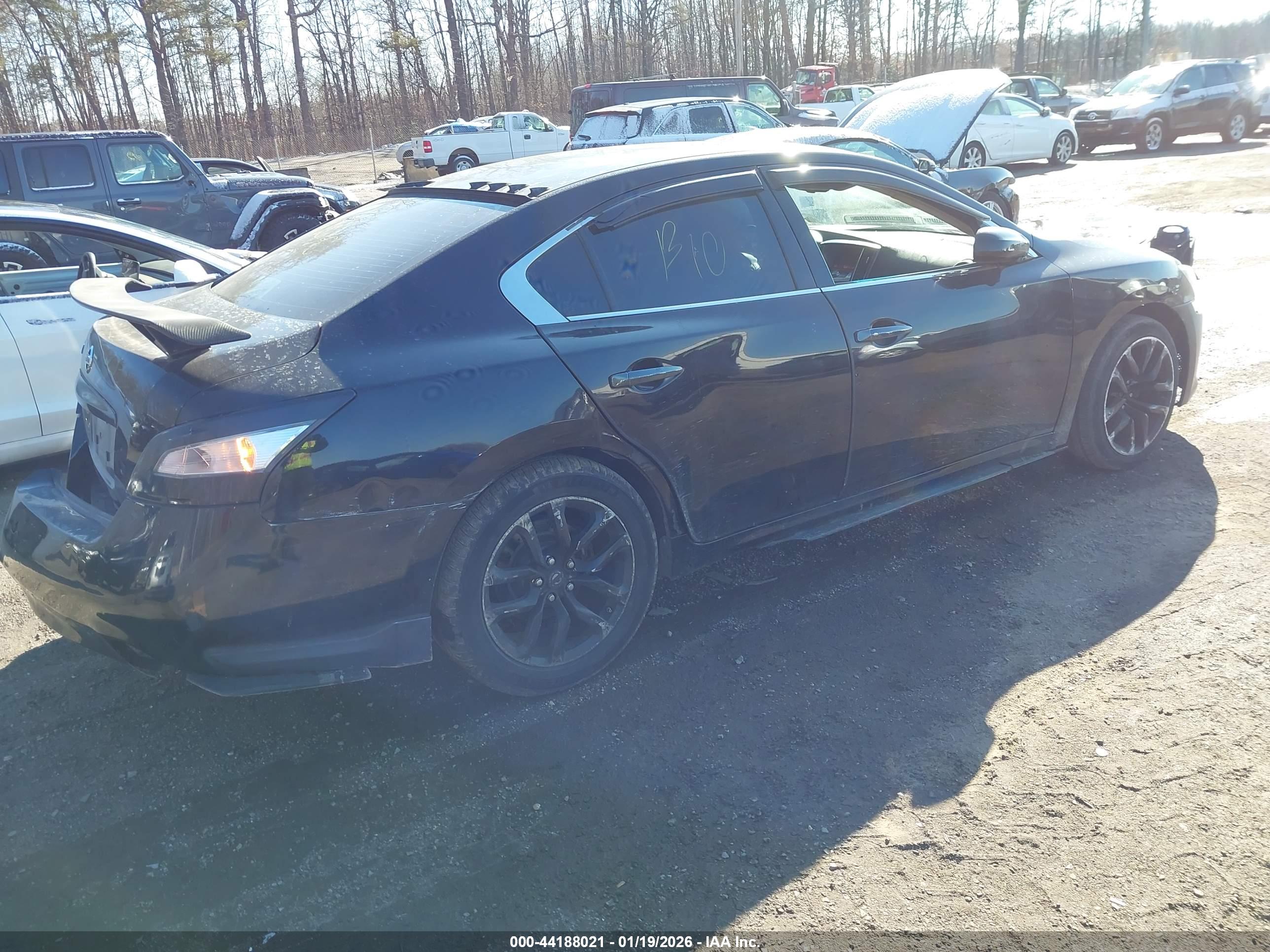 NISSAN MAXIMA image 4