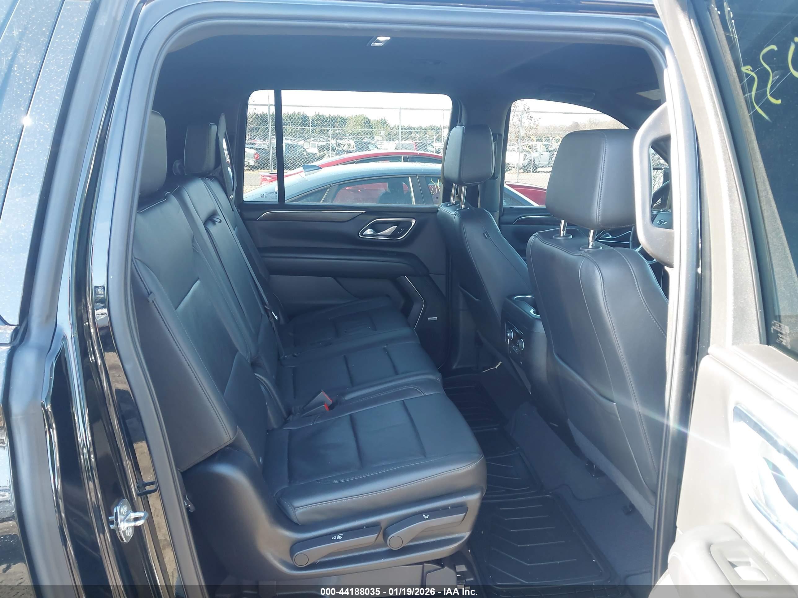 CHEVROLET SUBURBAN image 8