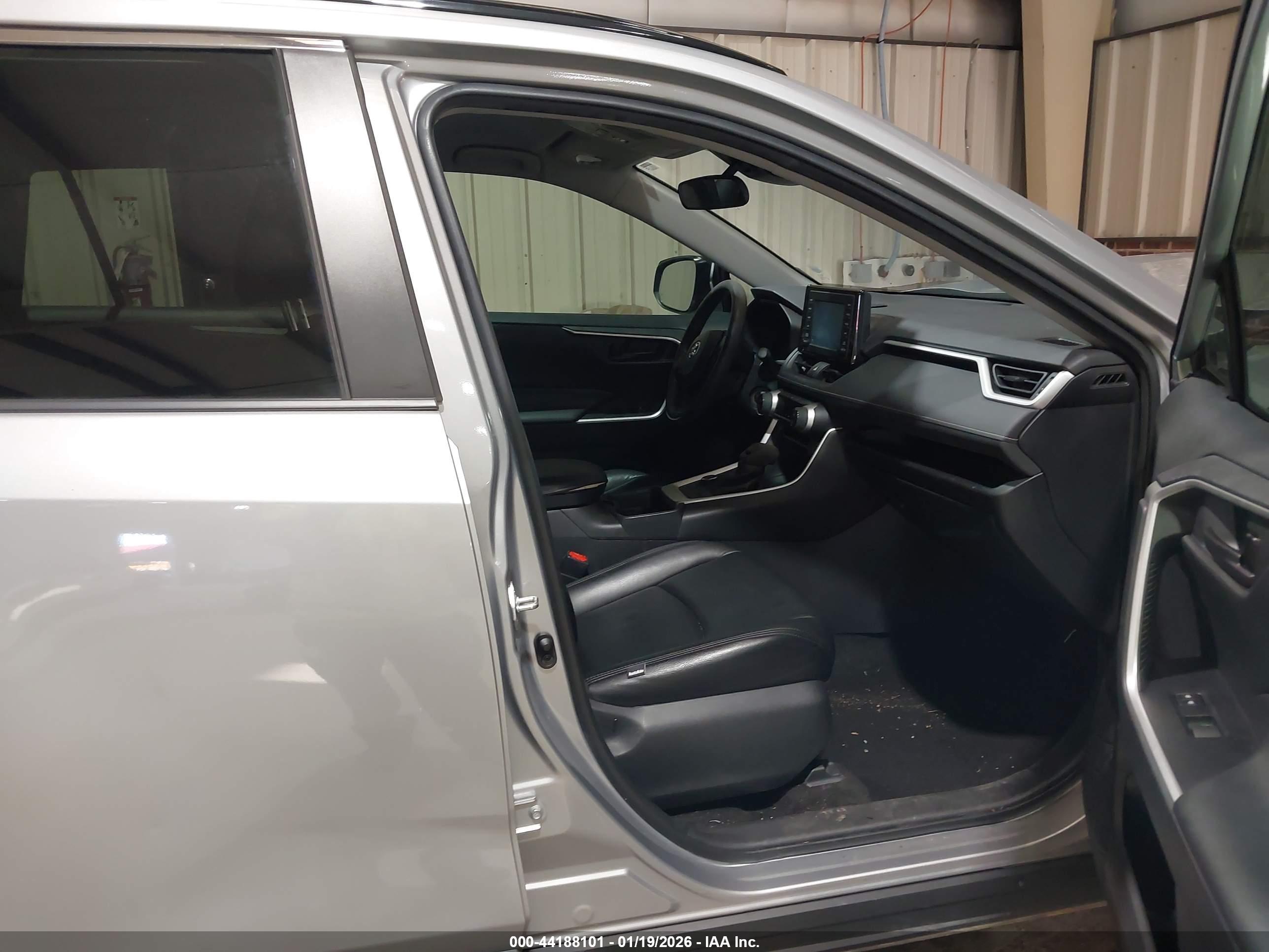 TOYOTA RAV4 image 5