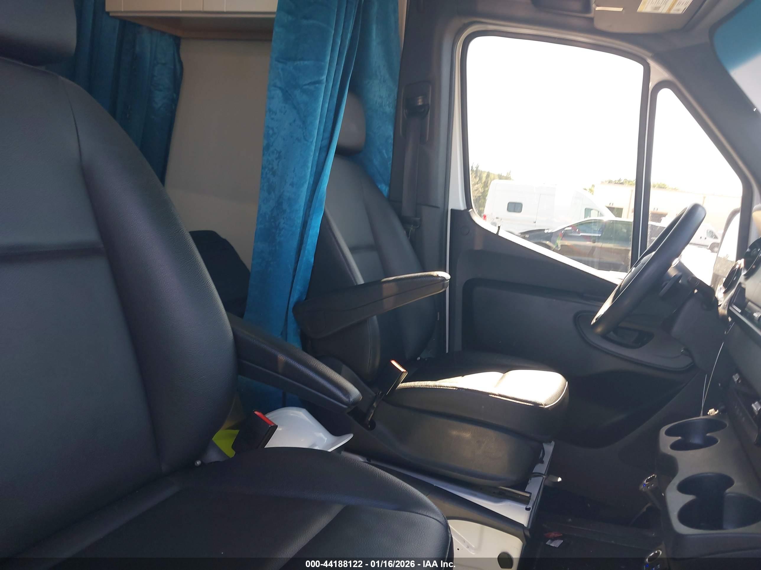 MERCEDES-BENZ SPRINTER image 8
