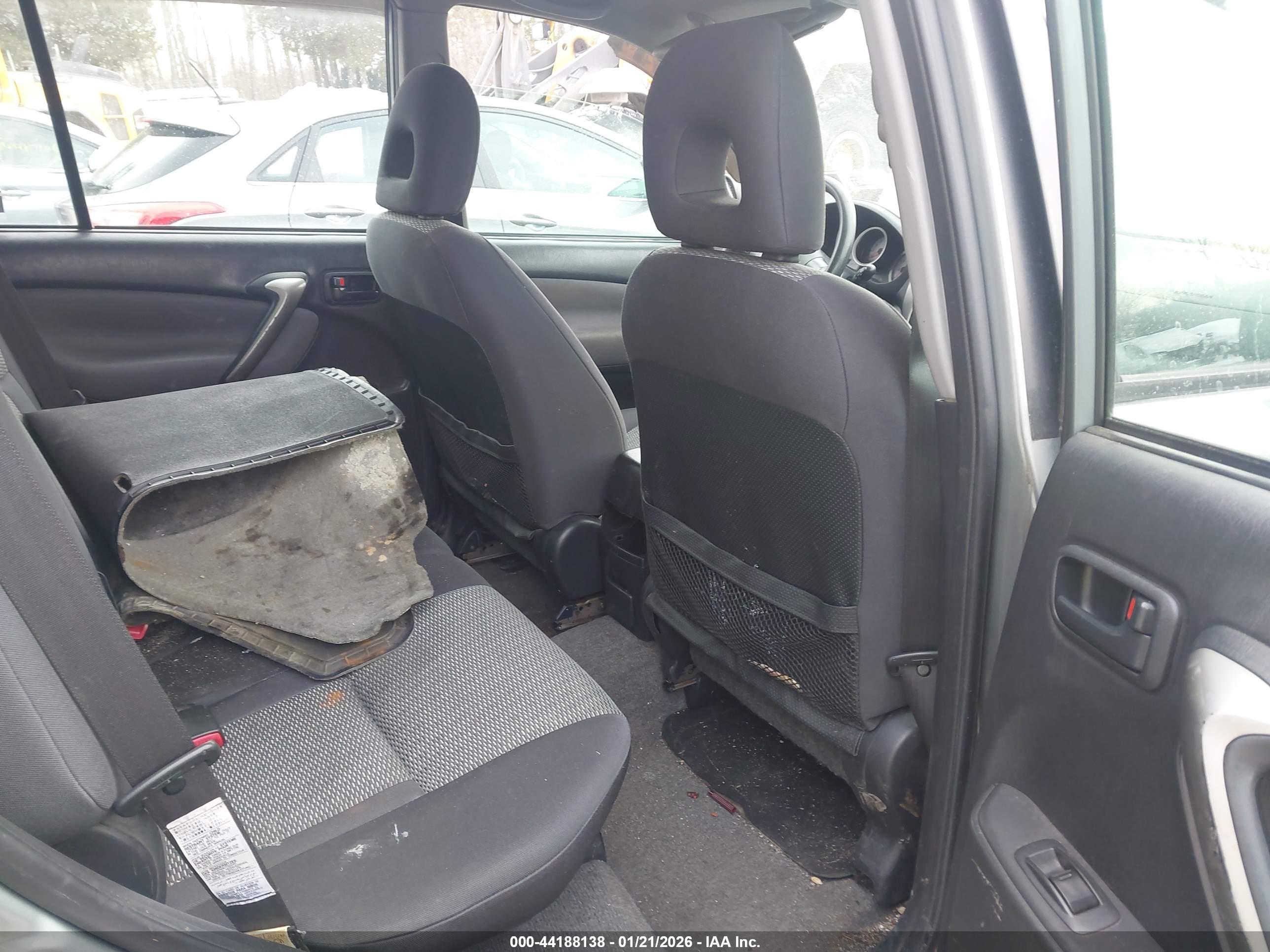 TOYOTA RAV4 image 8