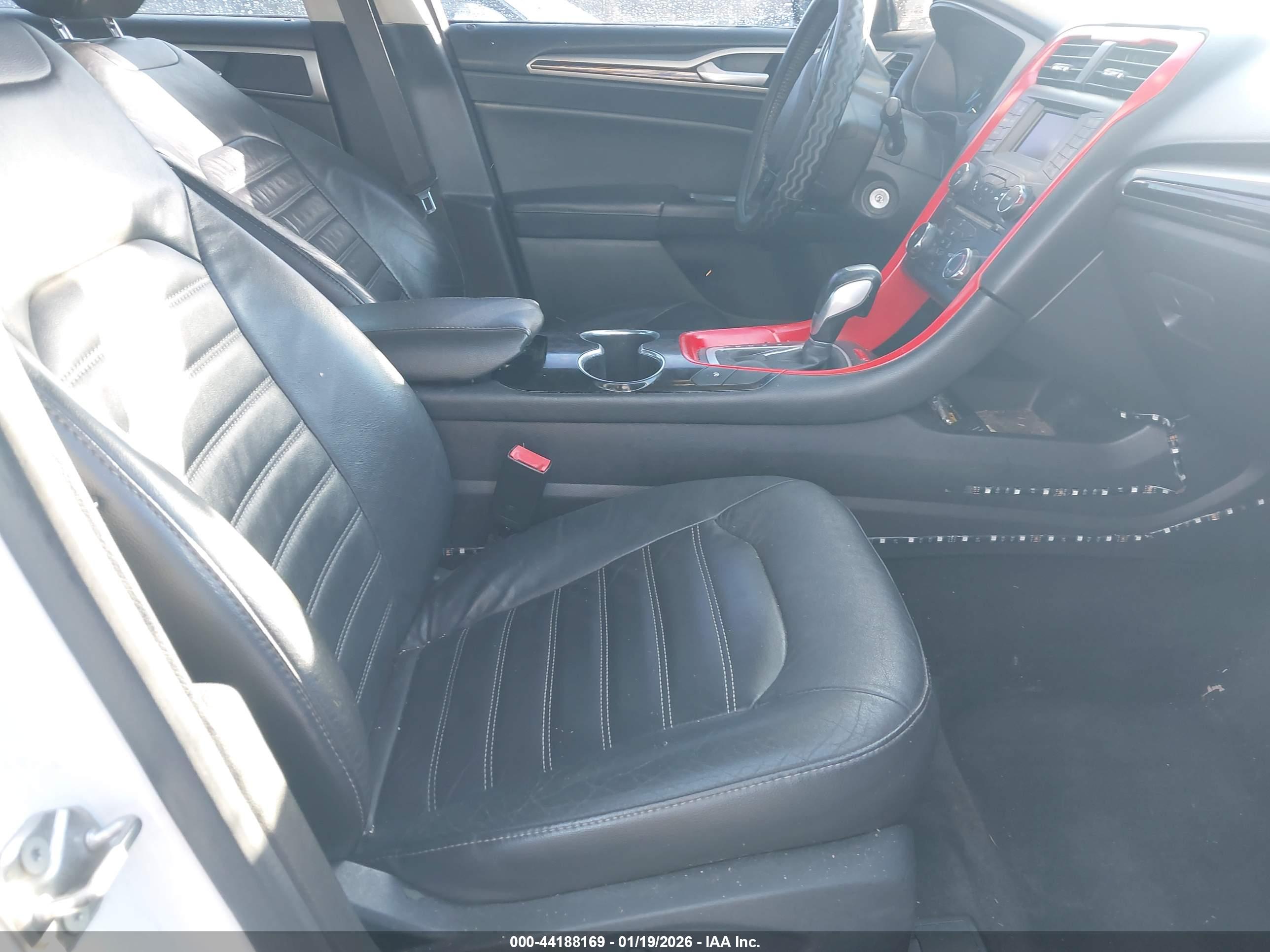 FORD FUSION image 5