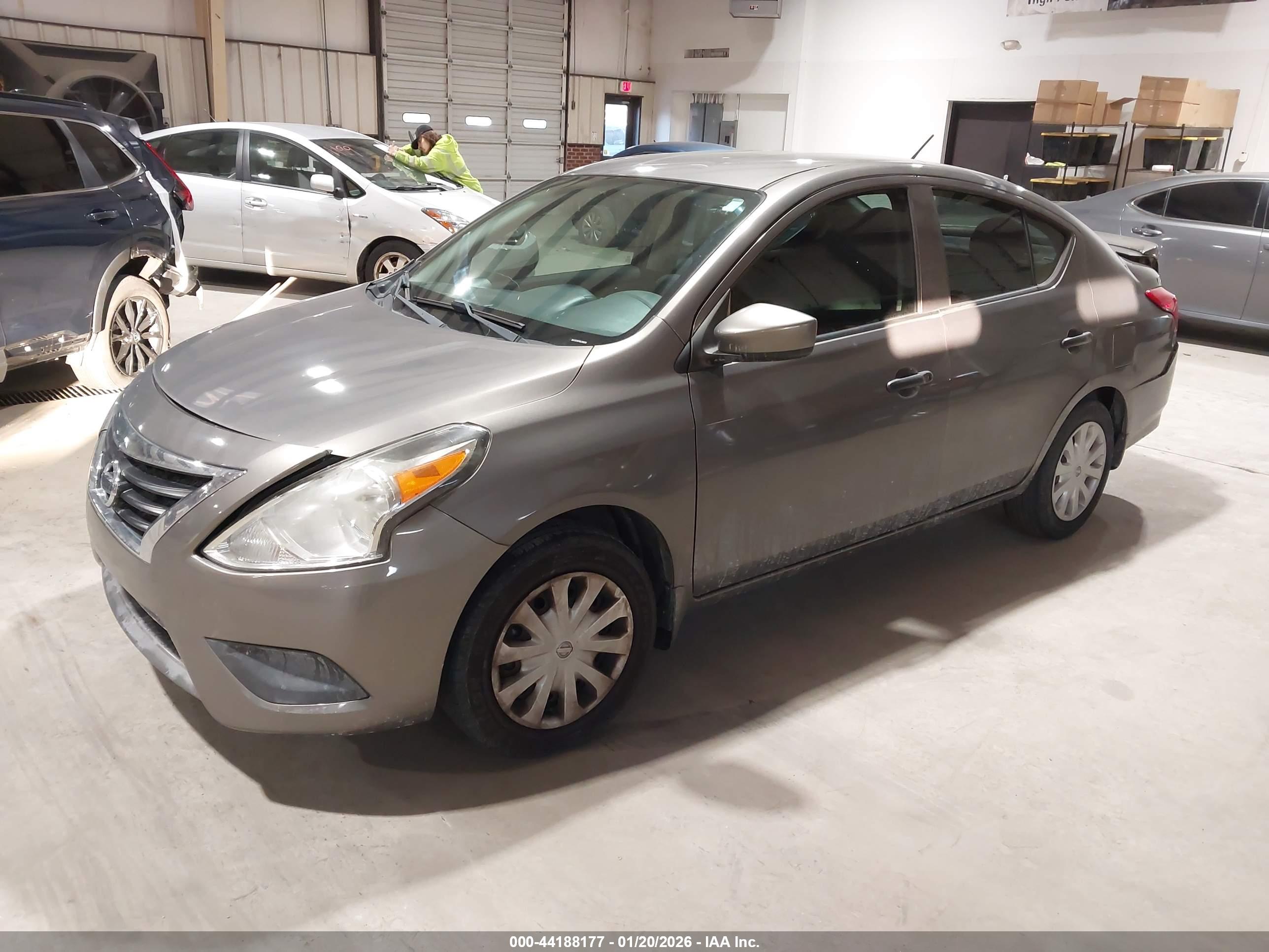 NISSAN VERSA image 2