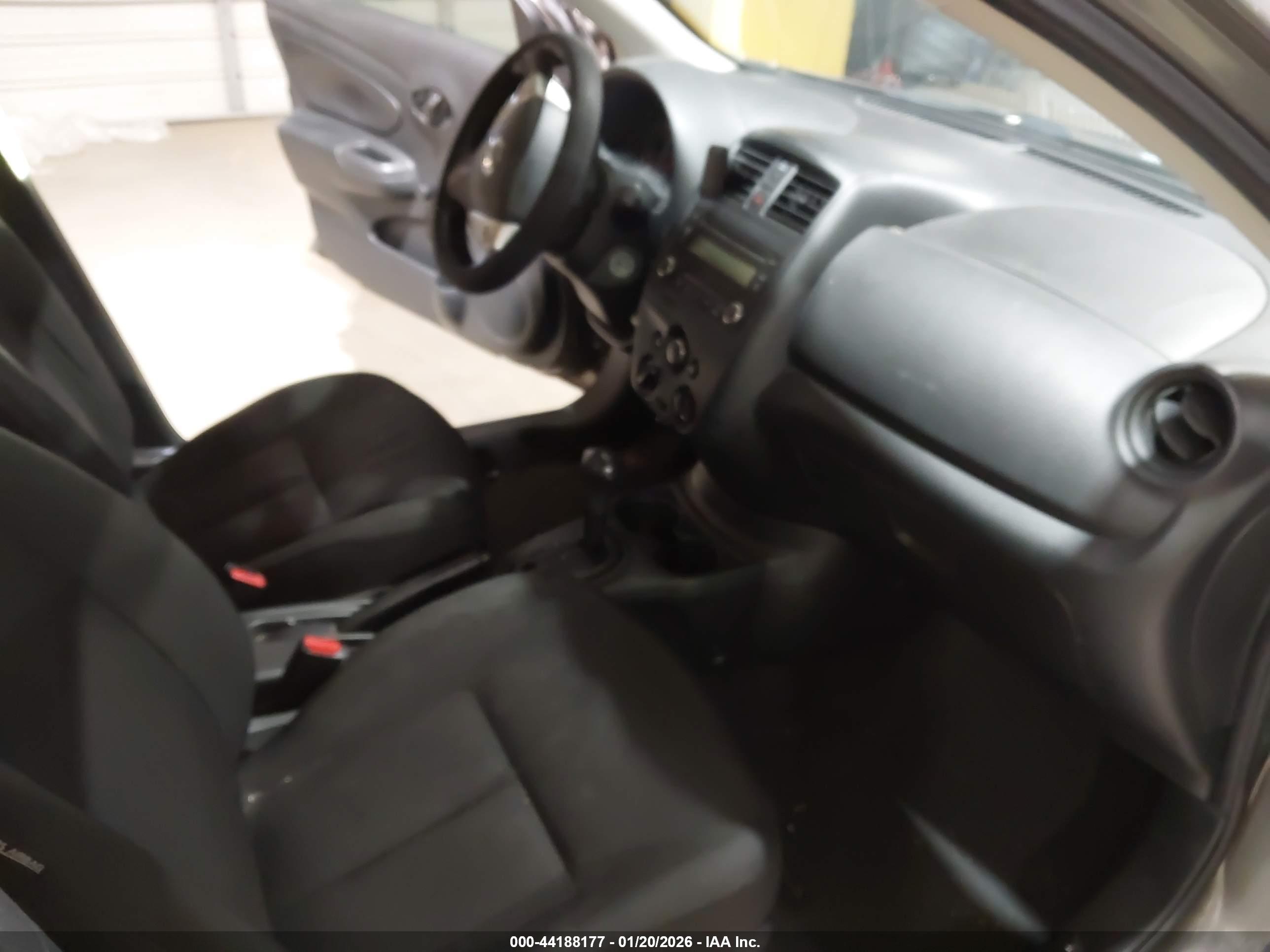 NISSAN VERSA image 5
