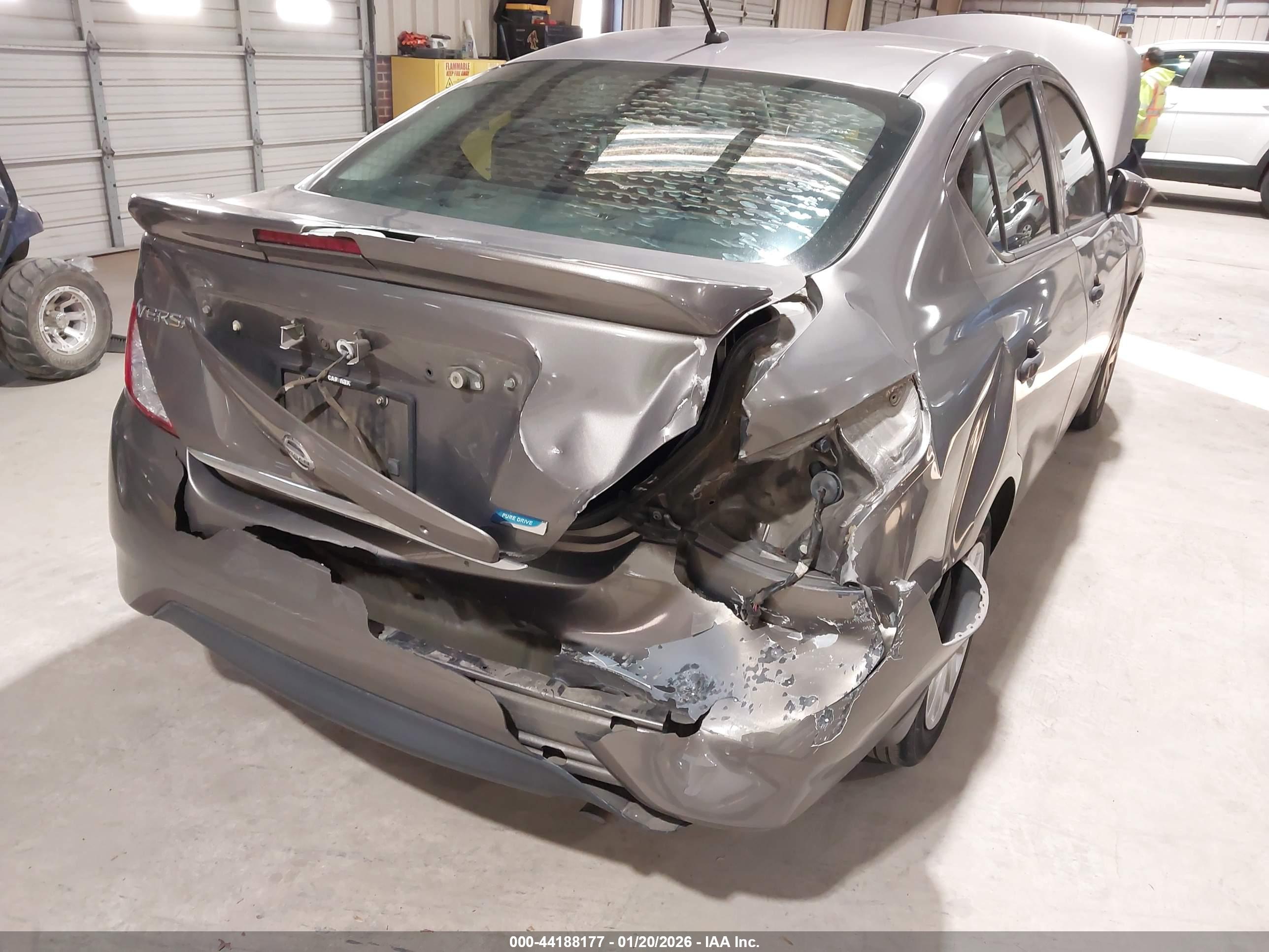 NISSAN VERSA image 6