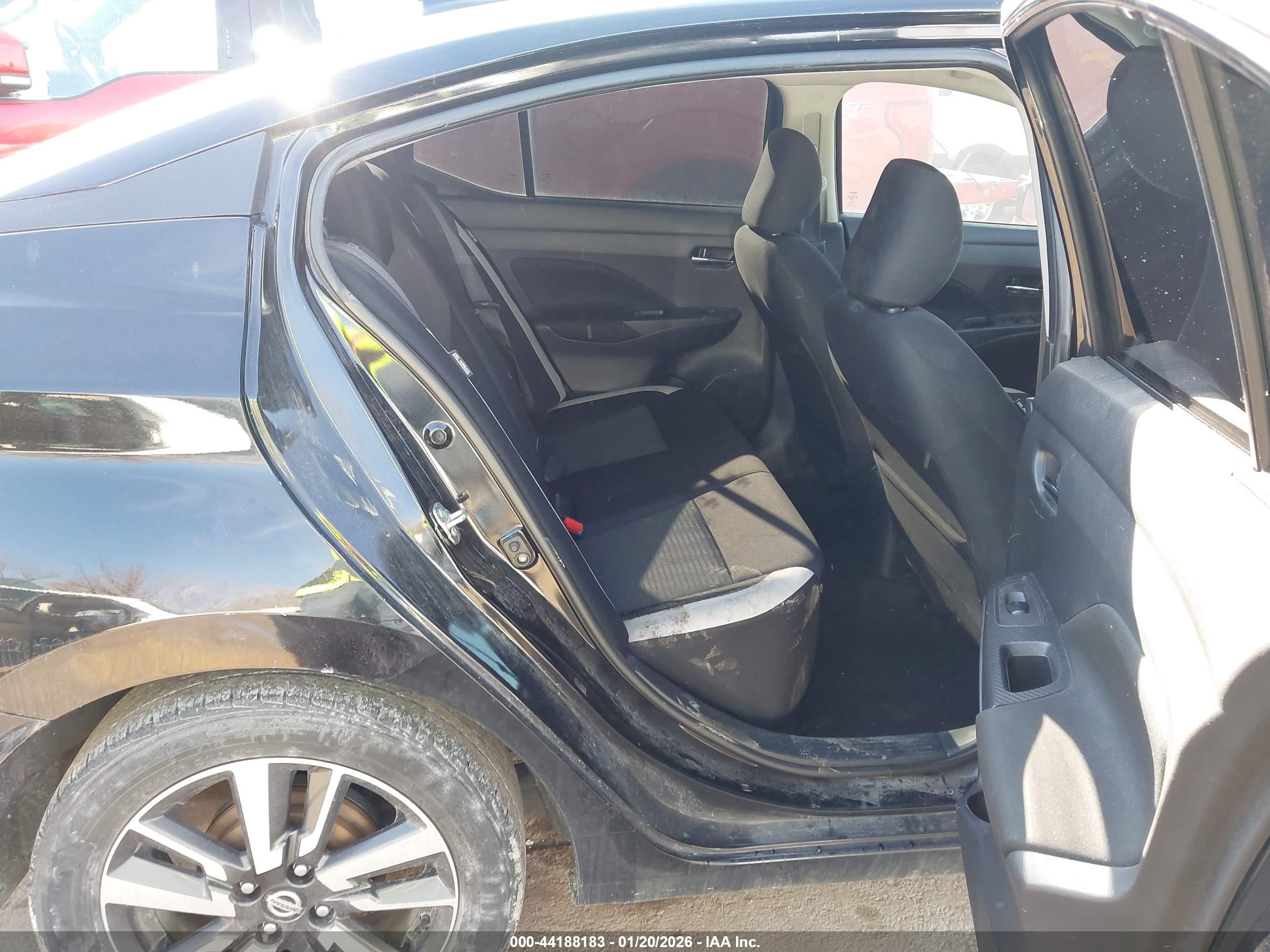 NISSAN VERSA image 8