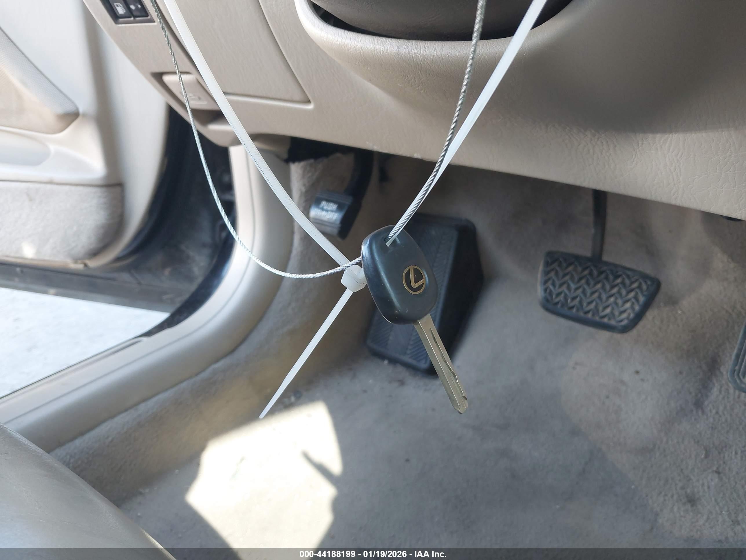 LEXUS ES image 11