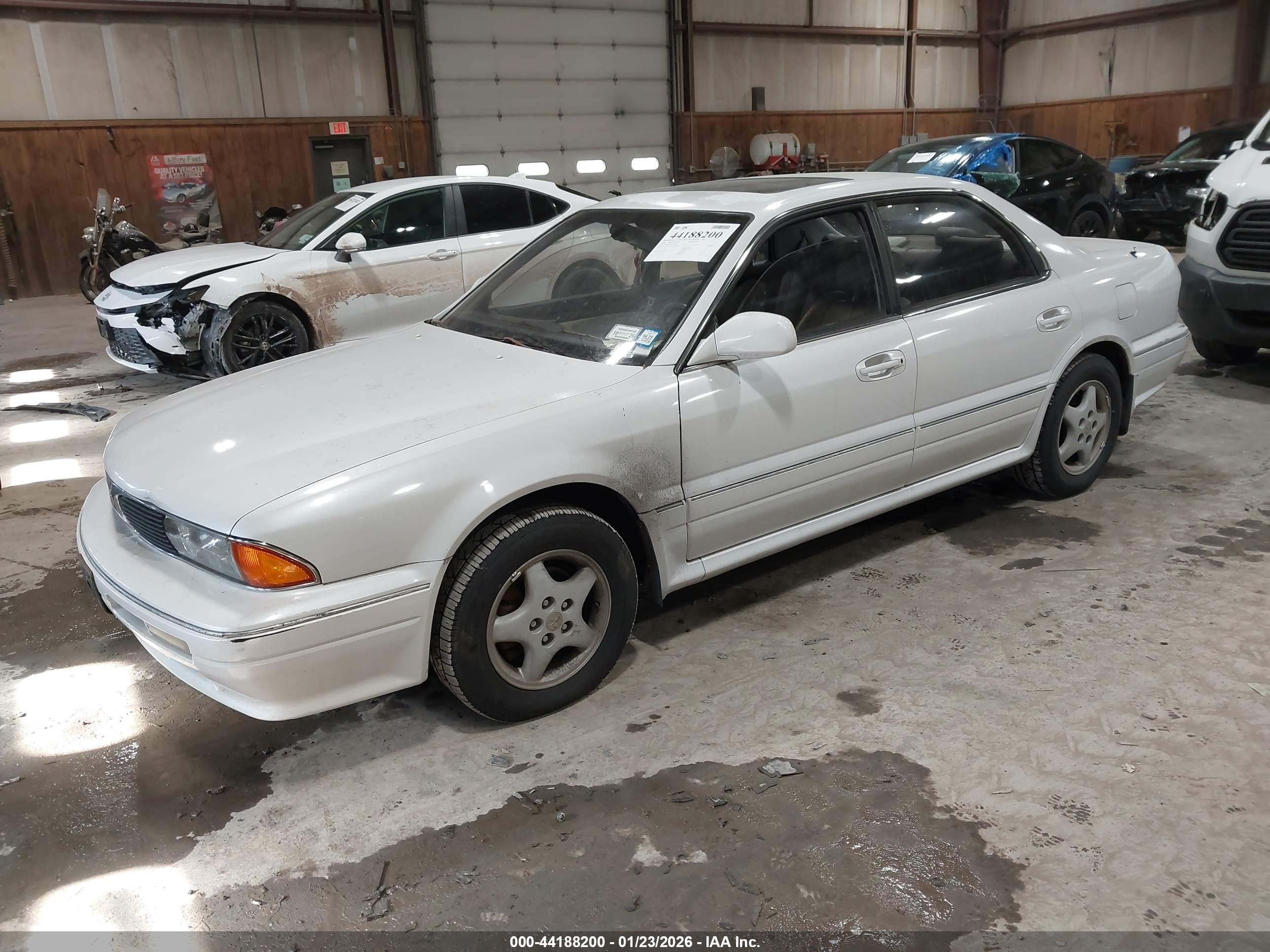 MITSUBISHI DIAMANTE image 2