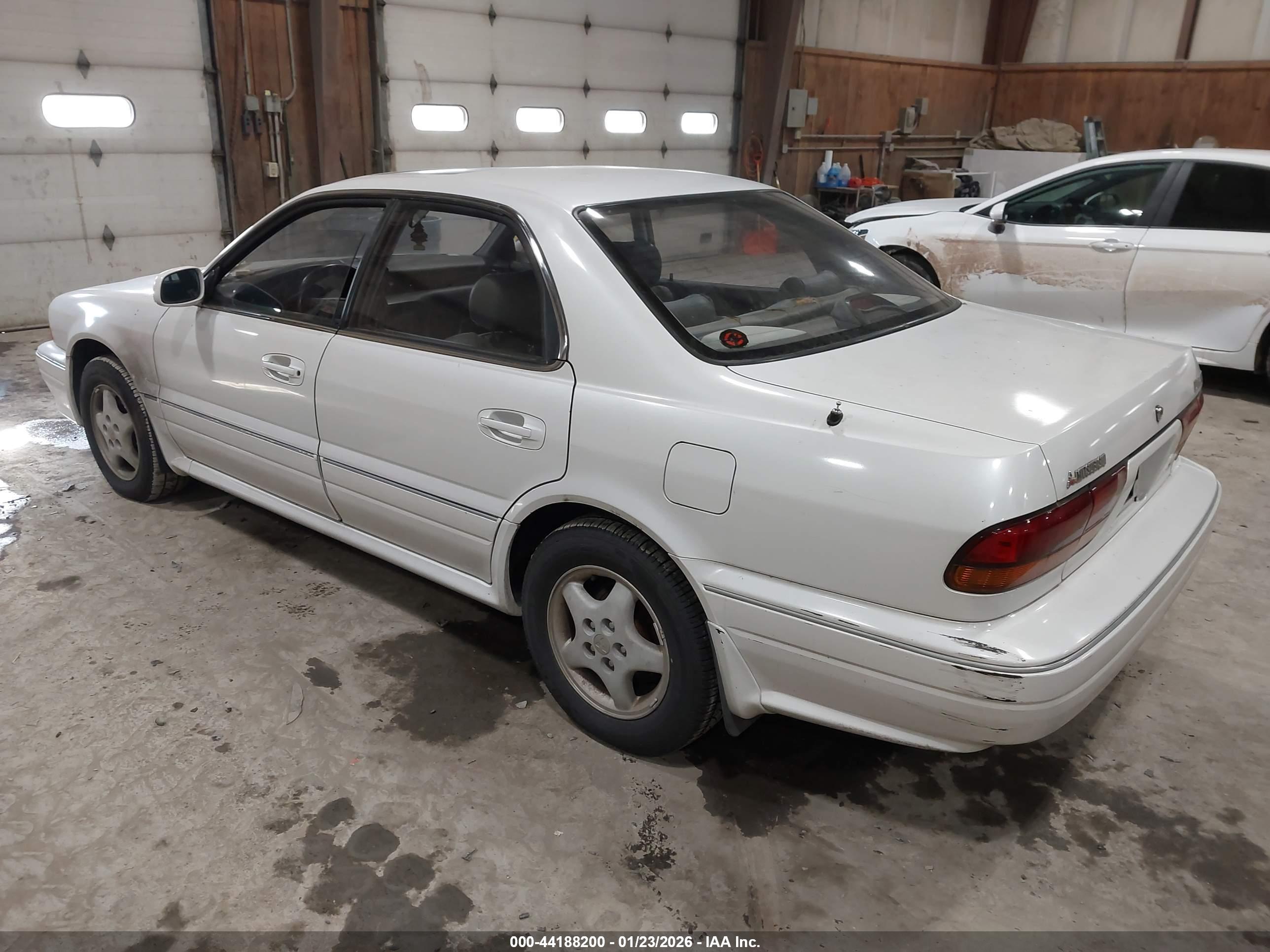 MITSUBISHI DIAMANTE image 3