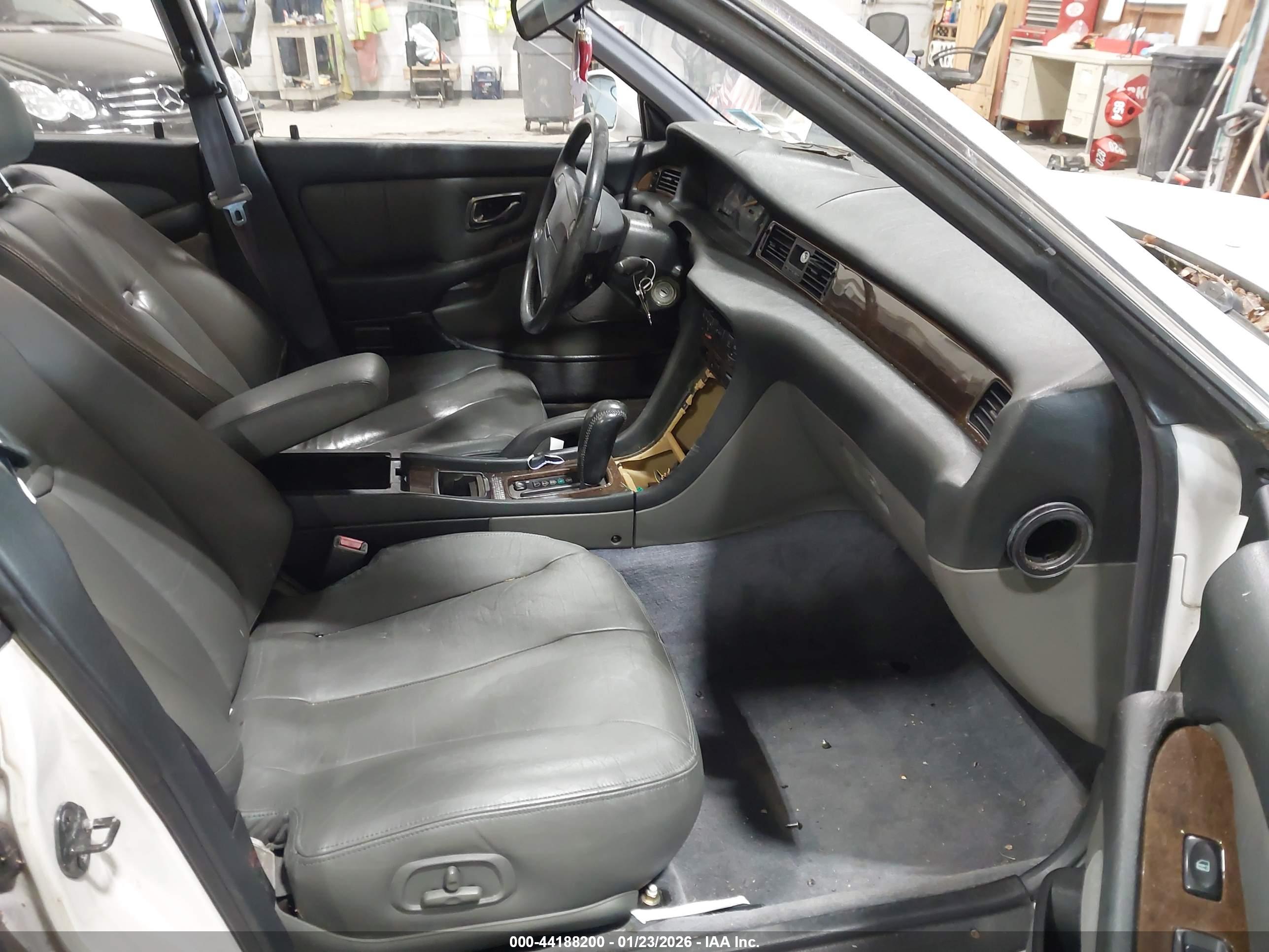 MITSUBISHI DIAMANTE image 5