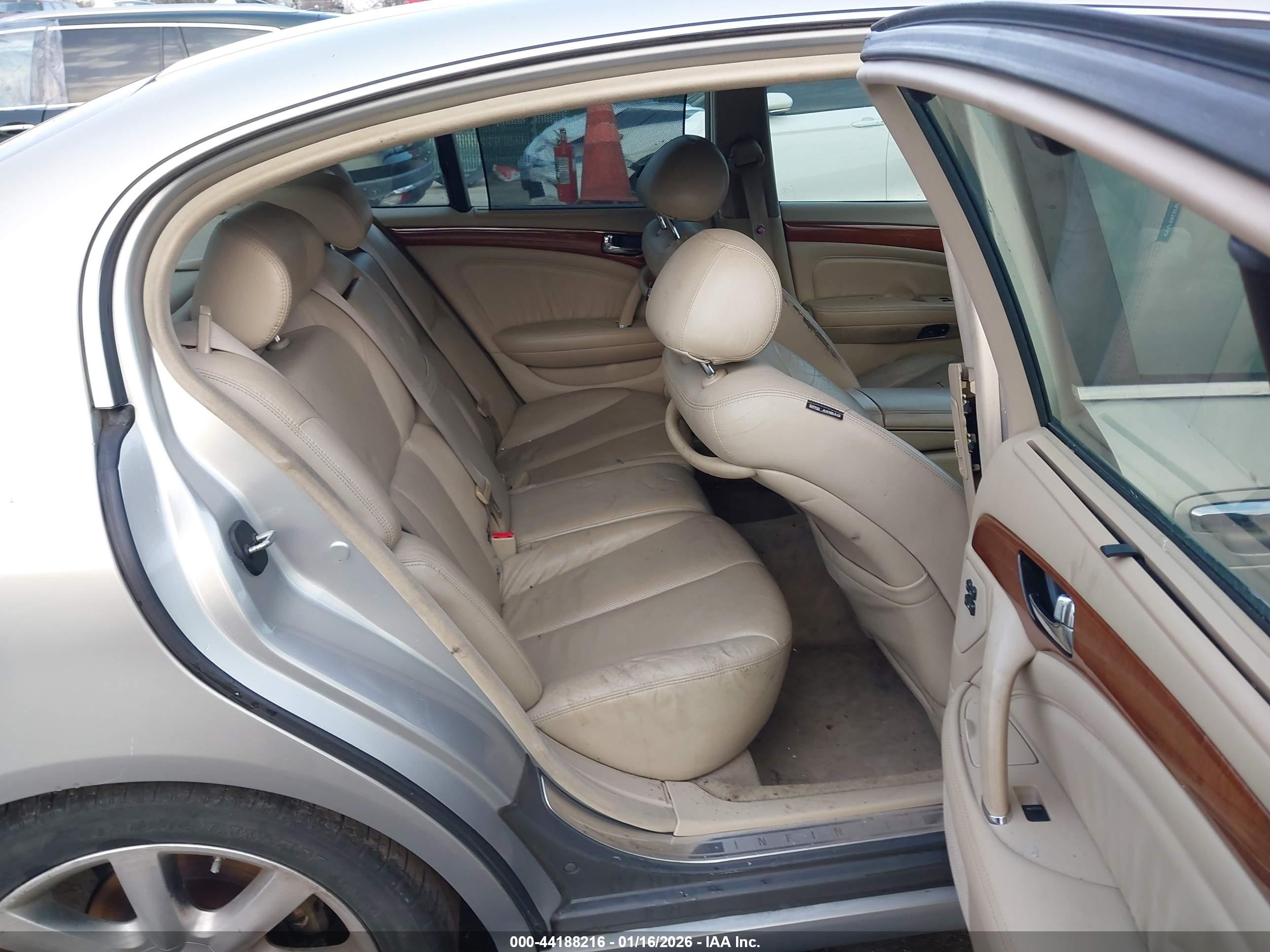 INFINITI Q45 image 8