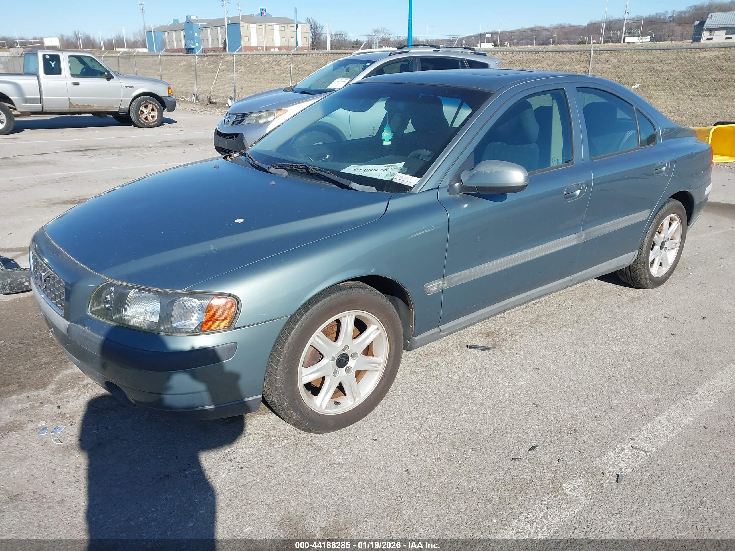 VOLVO S60 image 2