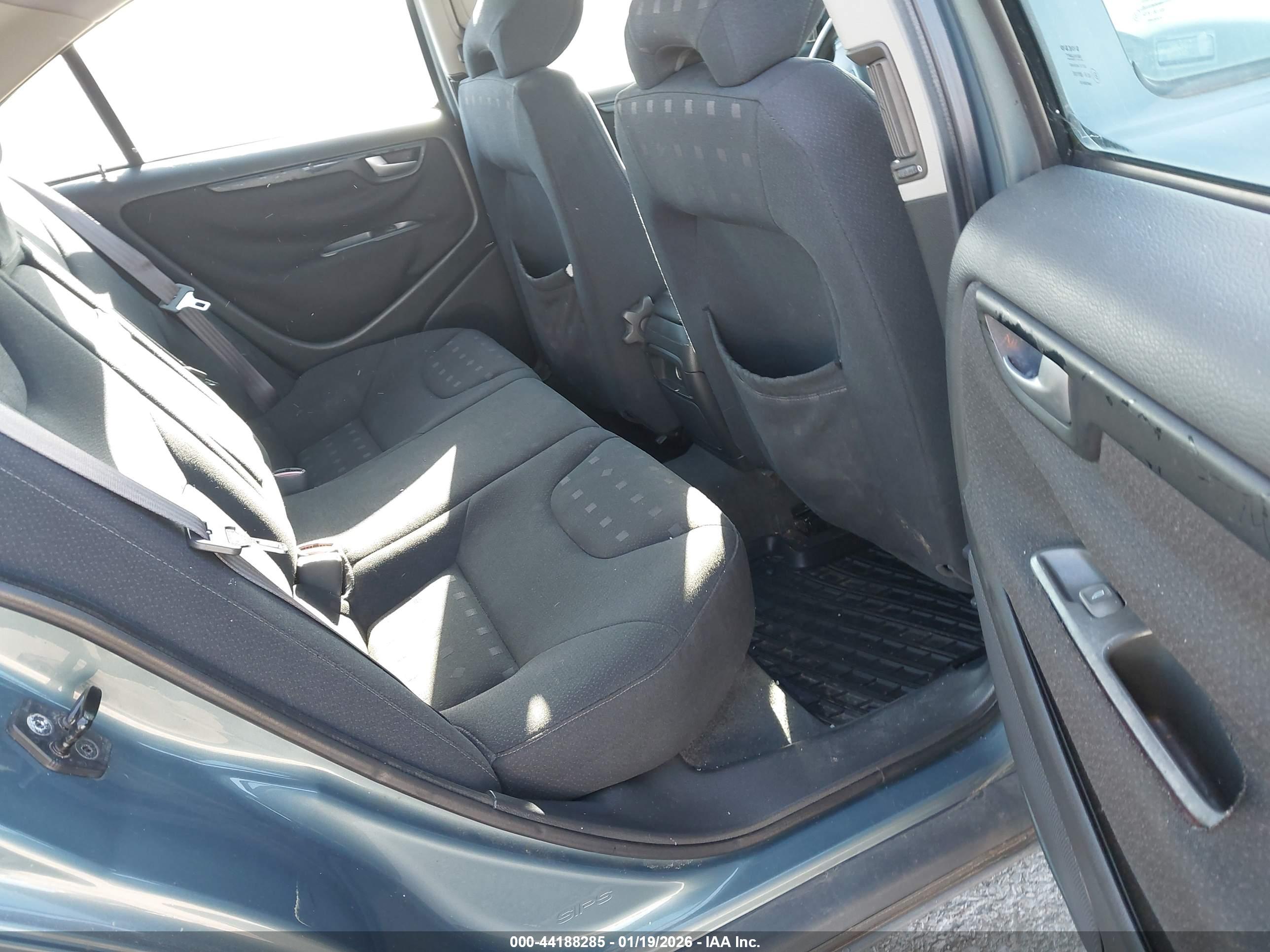 VOLVO S60 image 8
