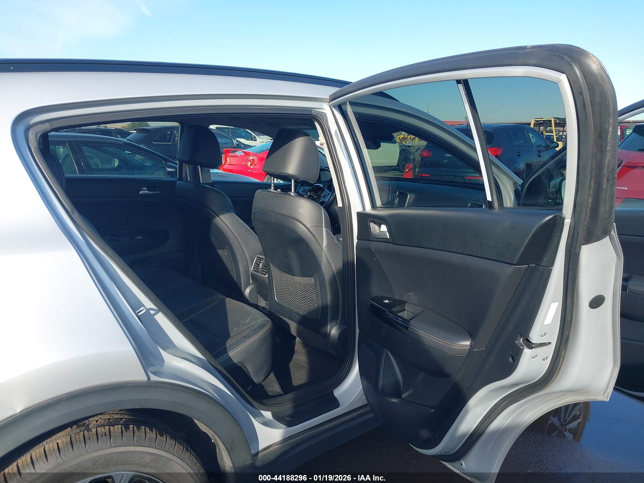 KIA SPORTAGE image 8