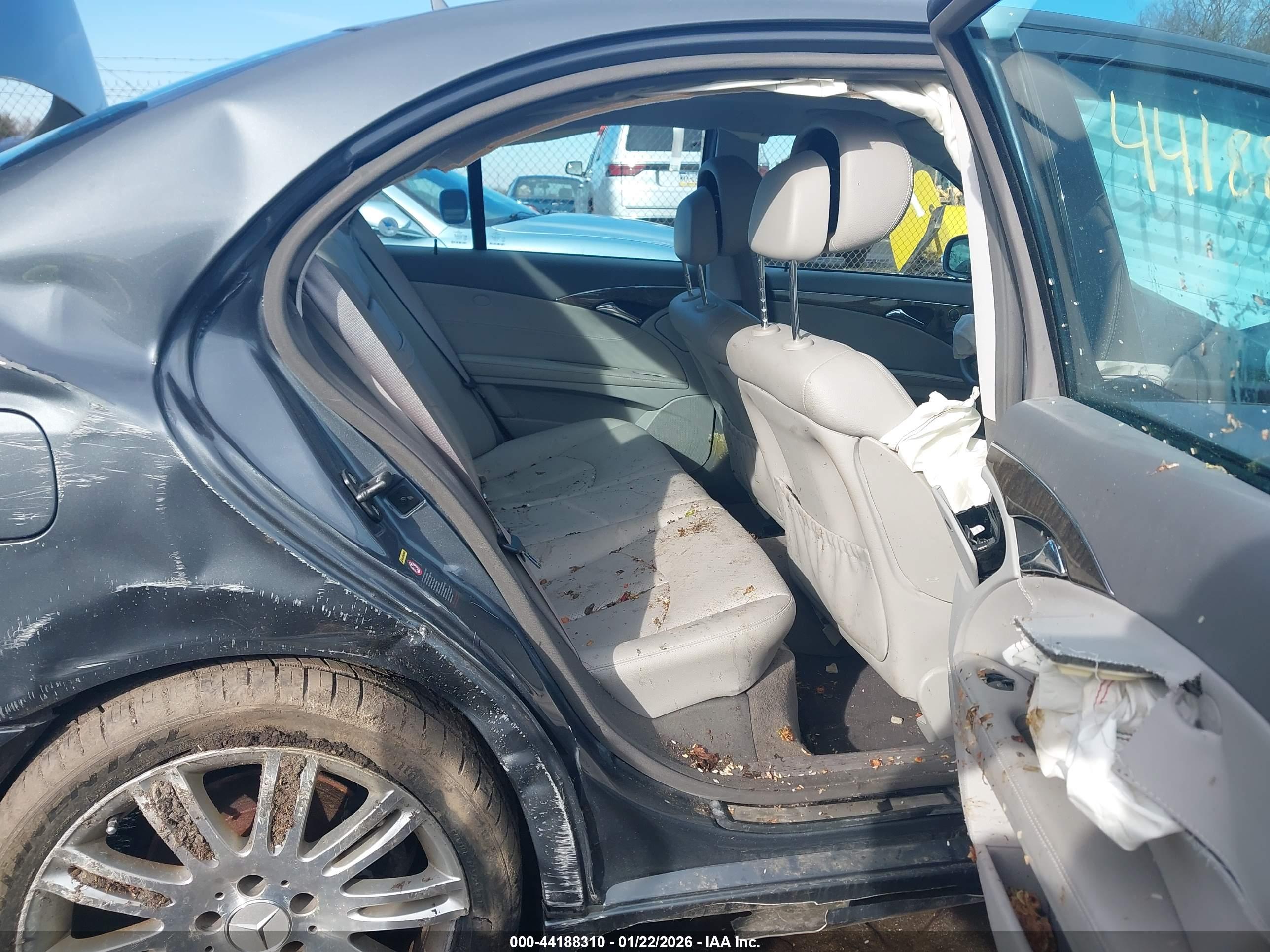 MERCEDES-BENZ E image 8