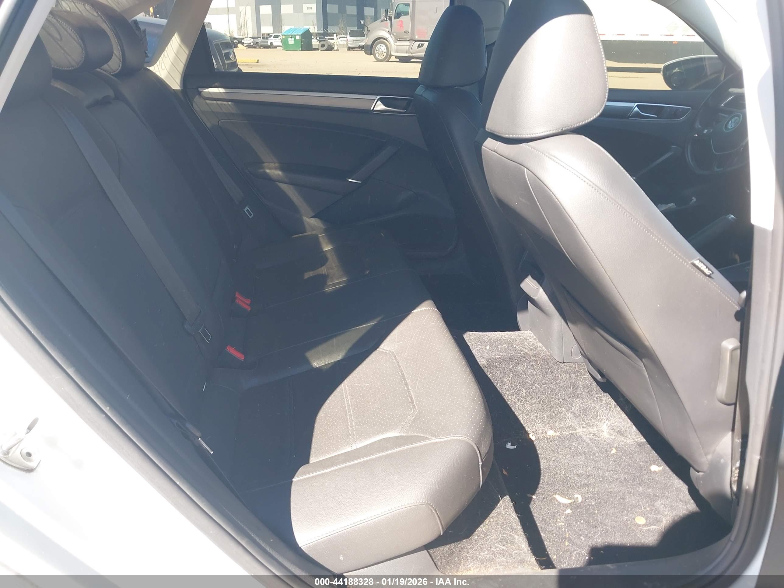 VOLKSWAGEN PASSAT image 8