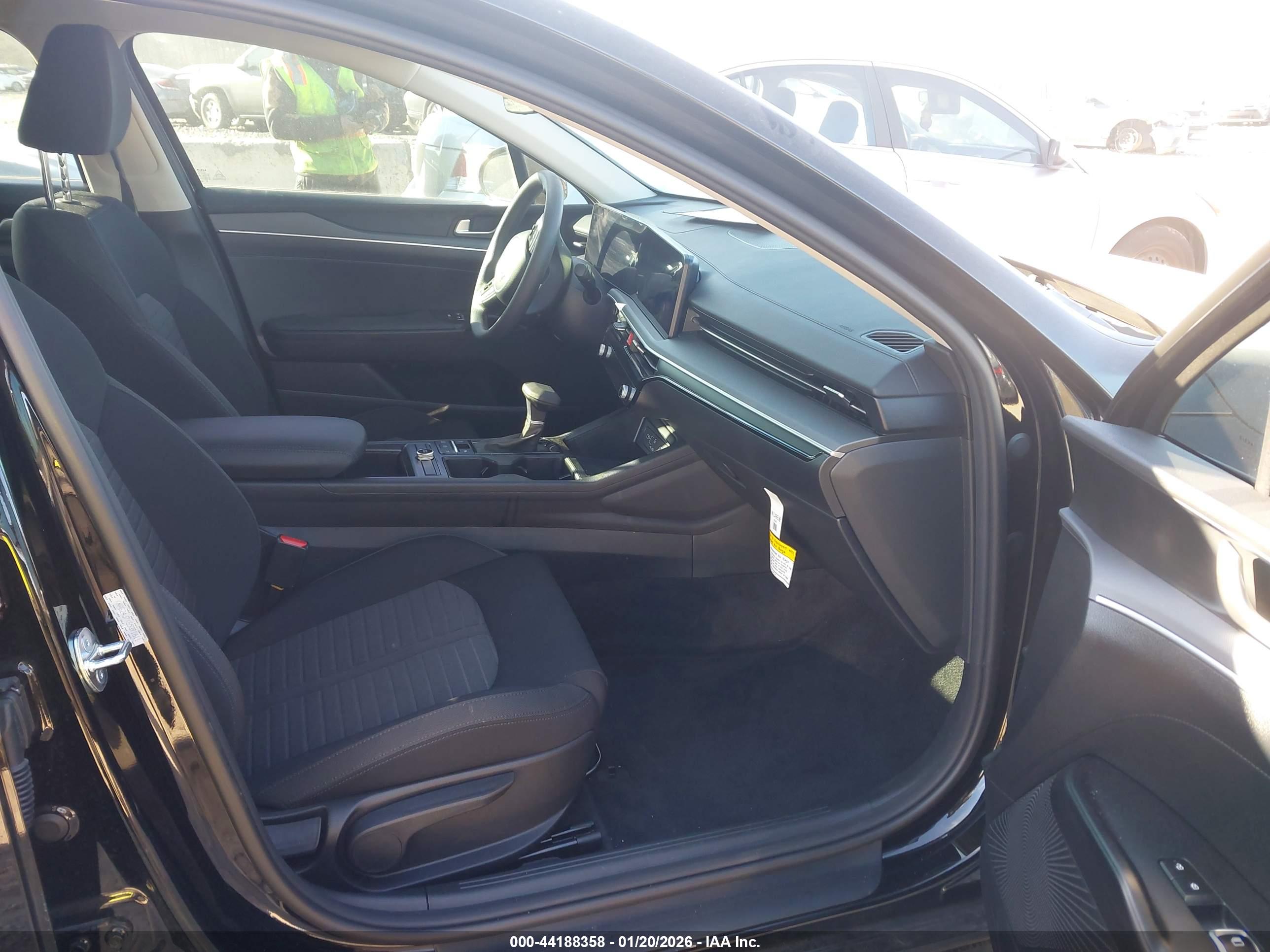 KIA K5 image 5