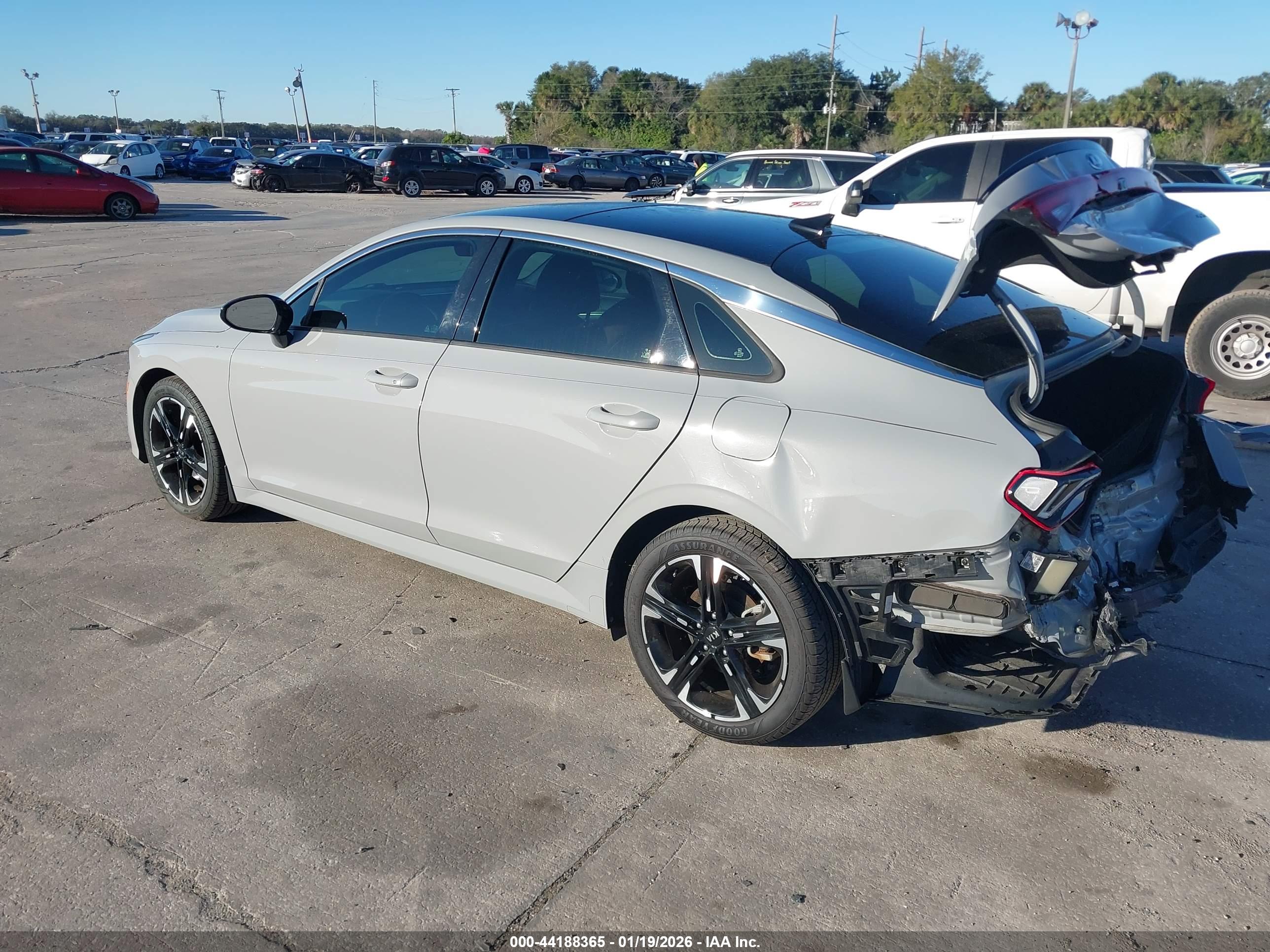 KIA K5 image 3