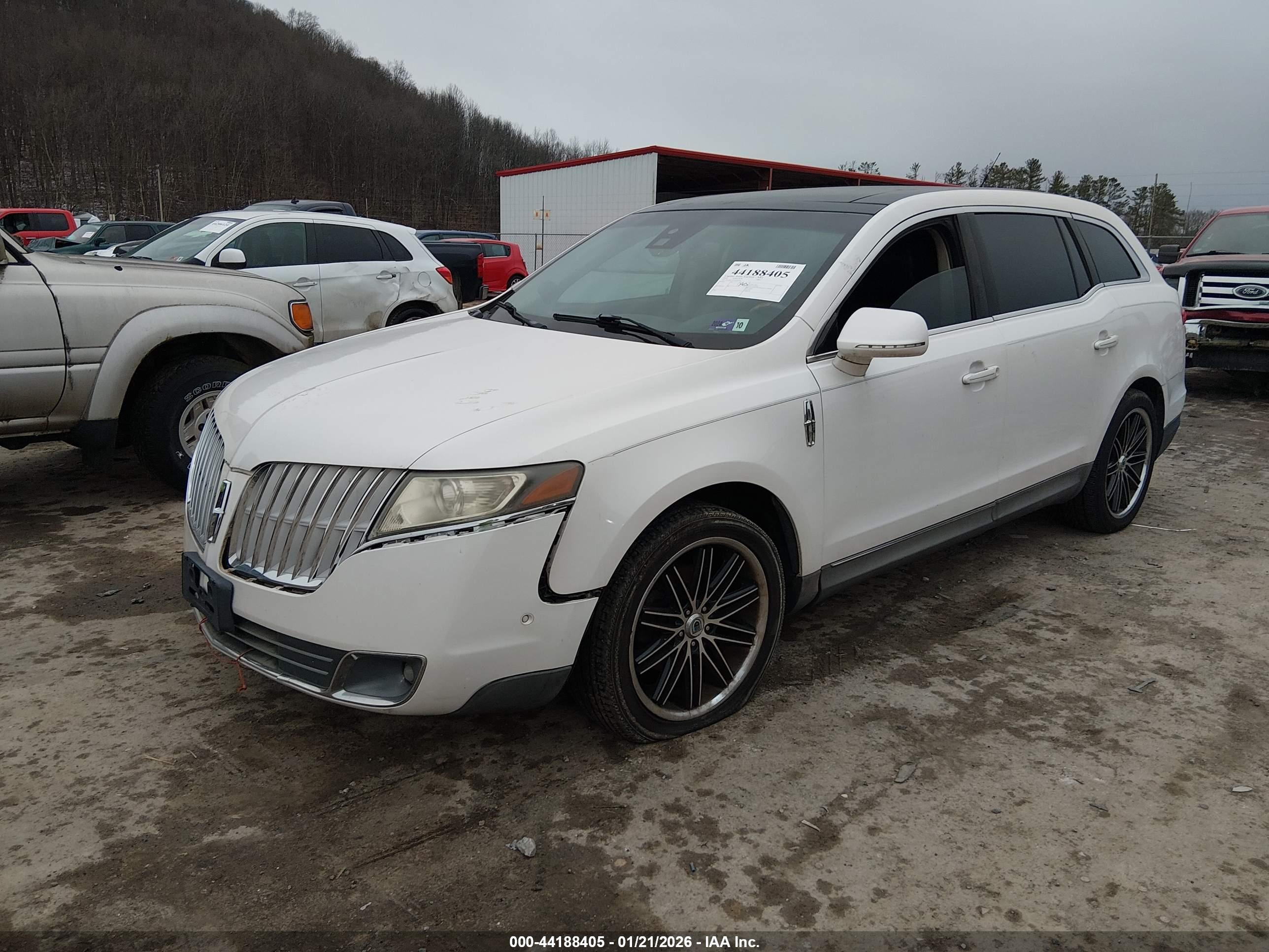 LINCOLN MKT image 2
