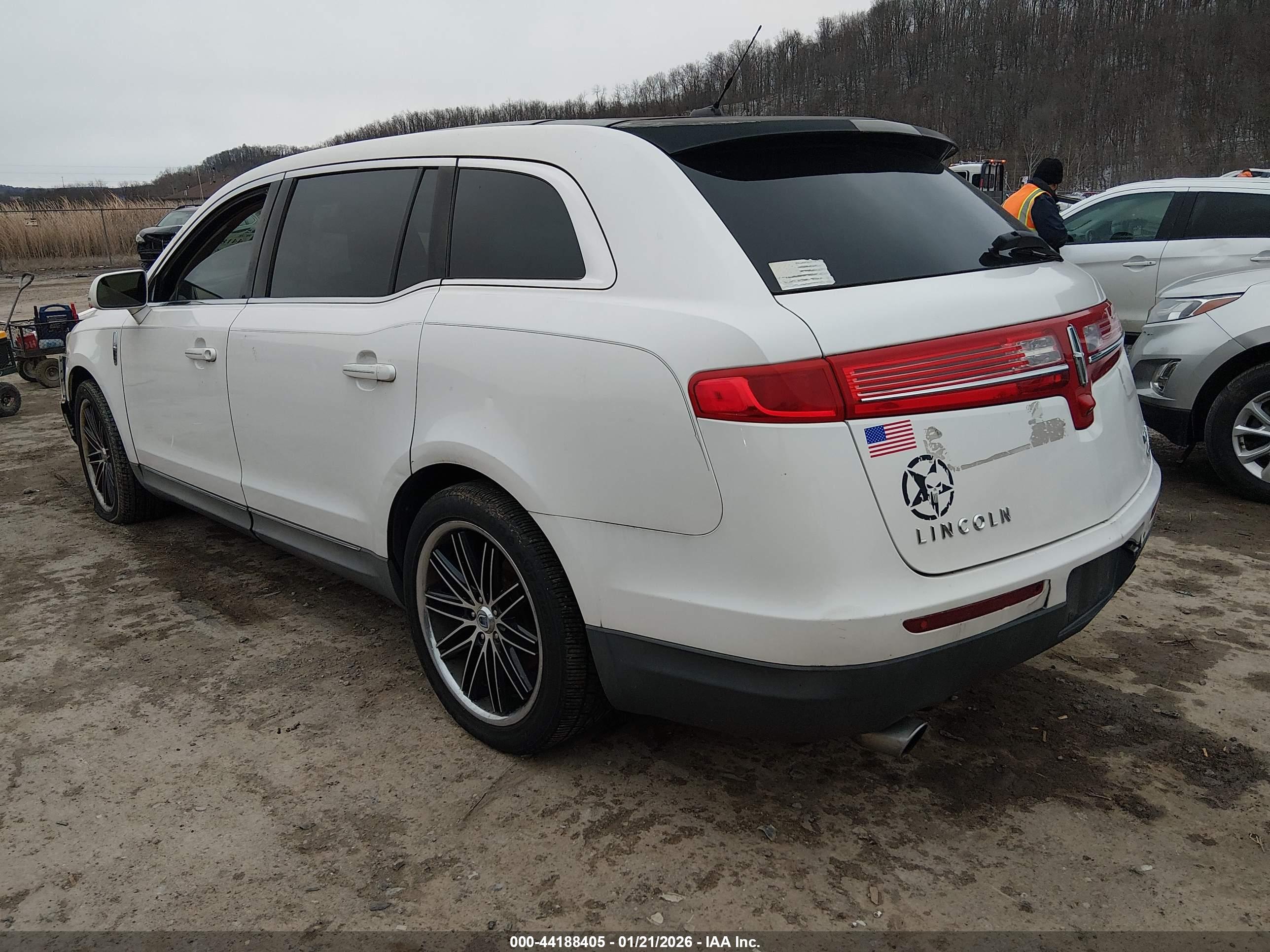 LINCOLN MKT image 3