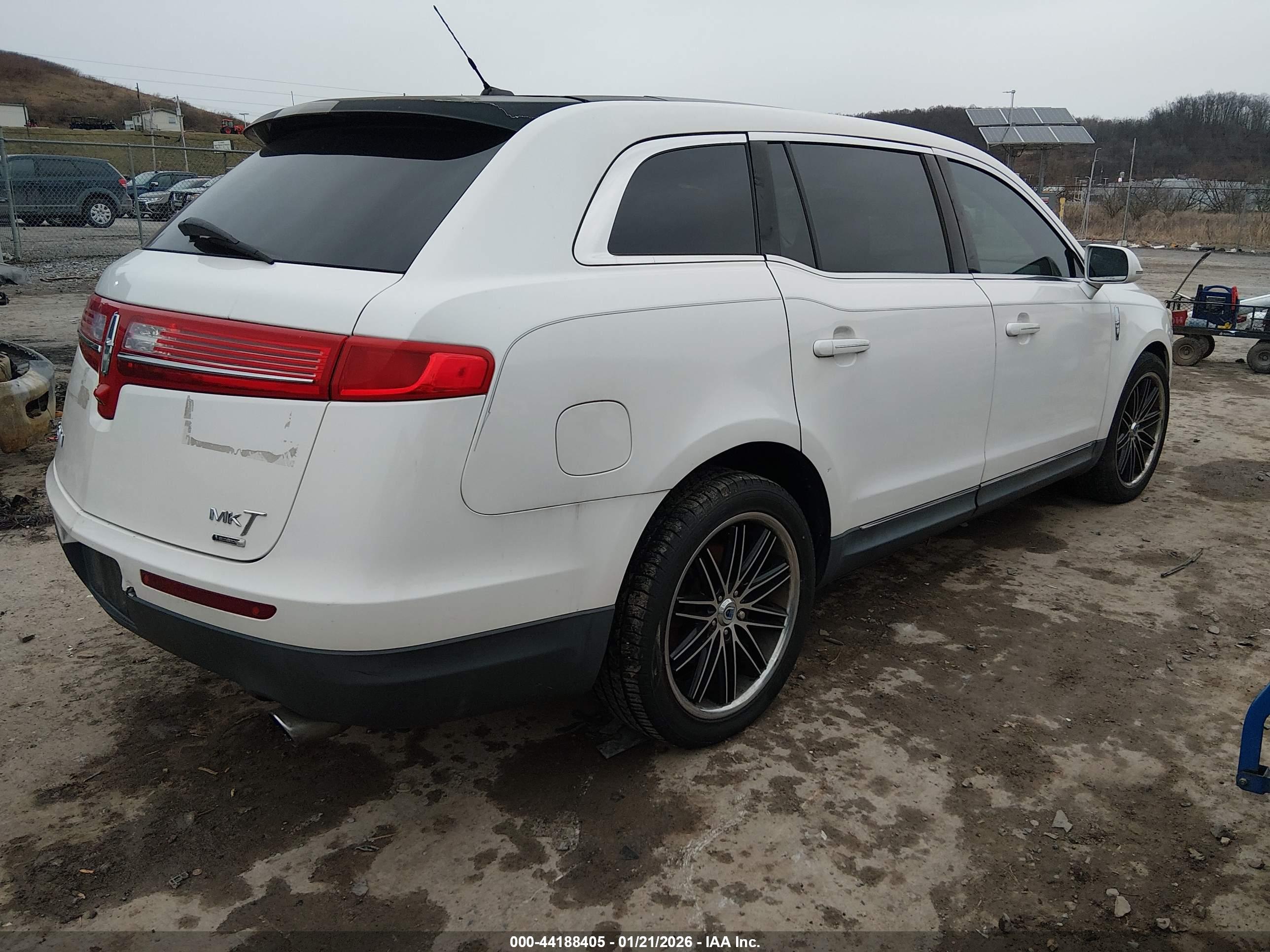 LINCOLN MKT image 4