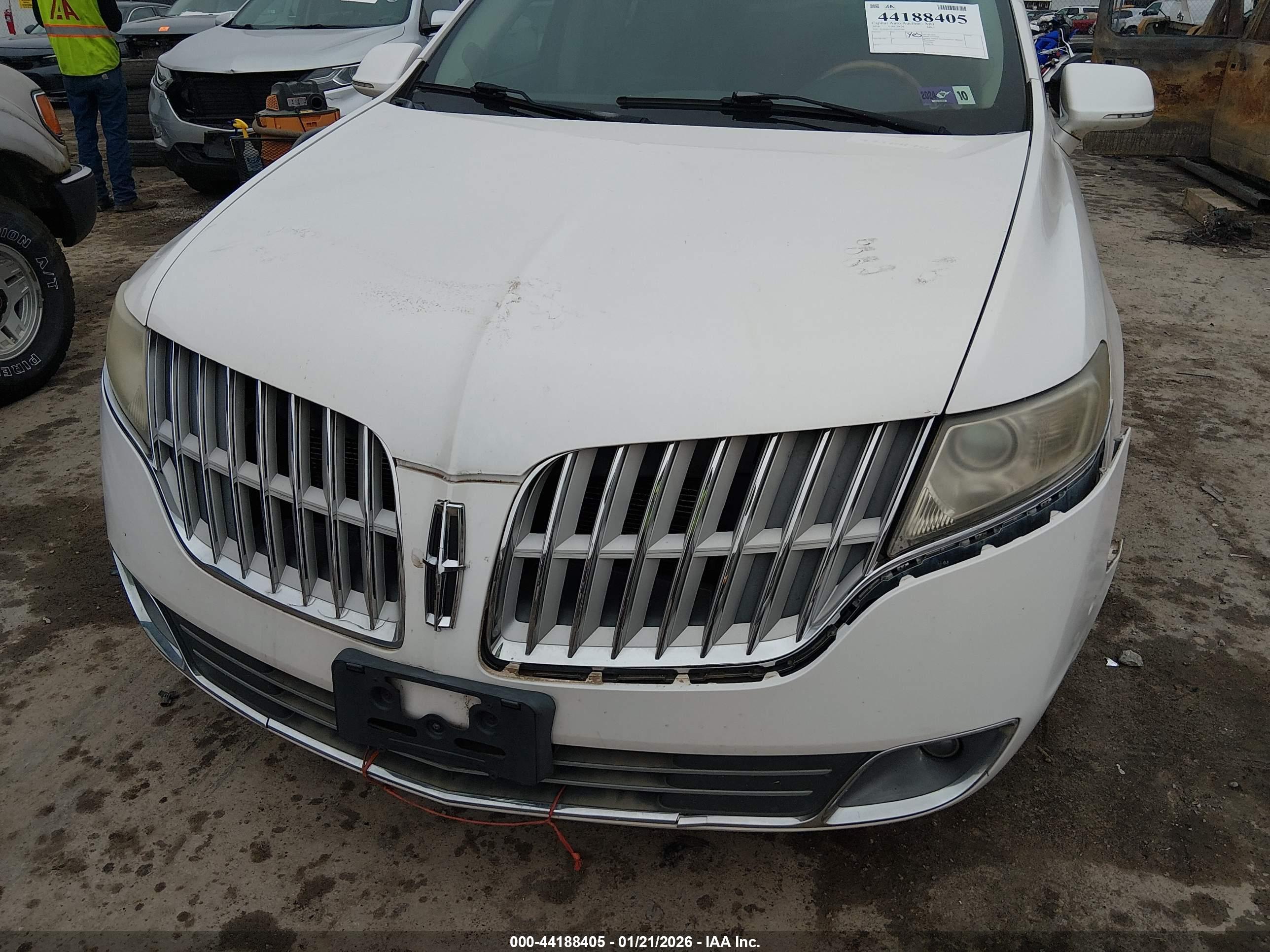 LINCOLN MKT image 6